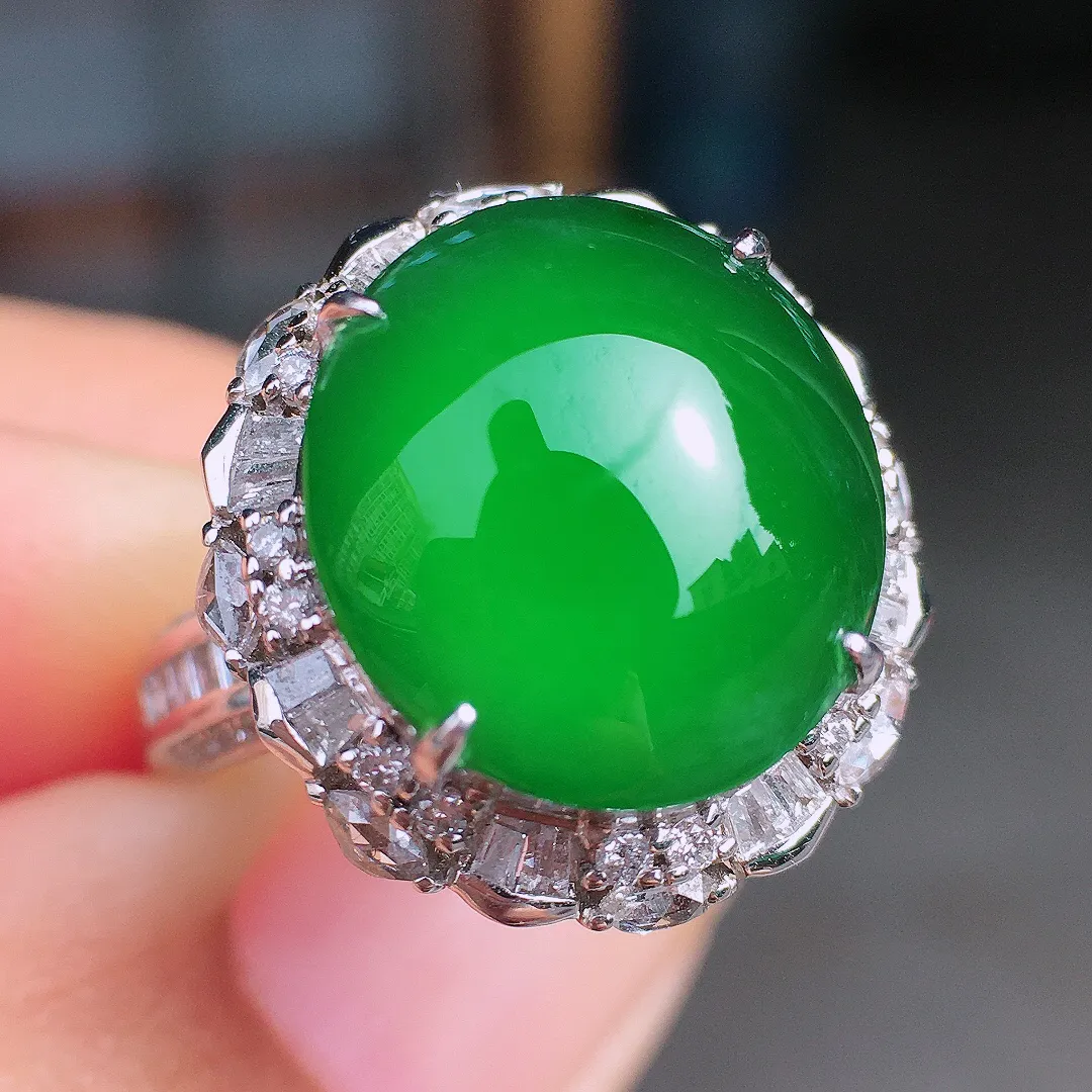 满绿蛋面戒指，色泽均匀艳丽，玉质细腻，荧光感超
强，饱满圆润，尽显优雅气质，18k
金豪华镶嵌