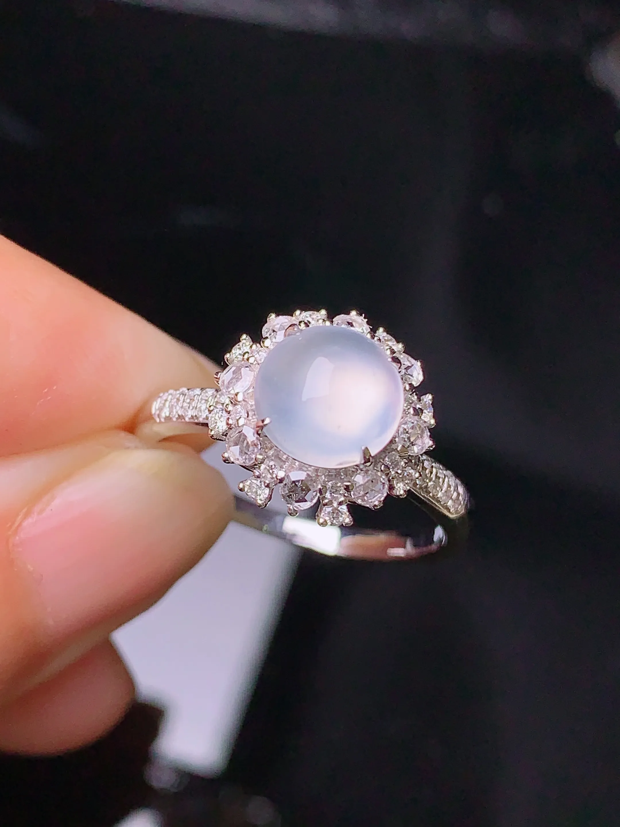 18k金钻镶嵌冰种蛋面戒指 玉质细腻 色泽清新艳丽 圈口13 整体尺寸11*8.8