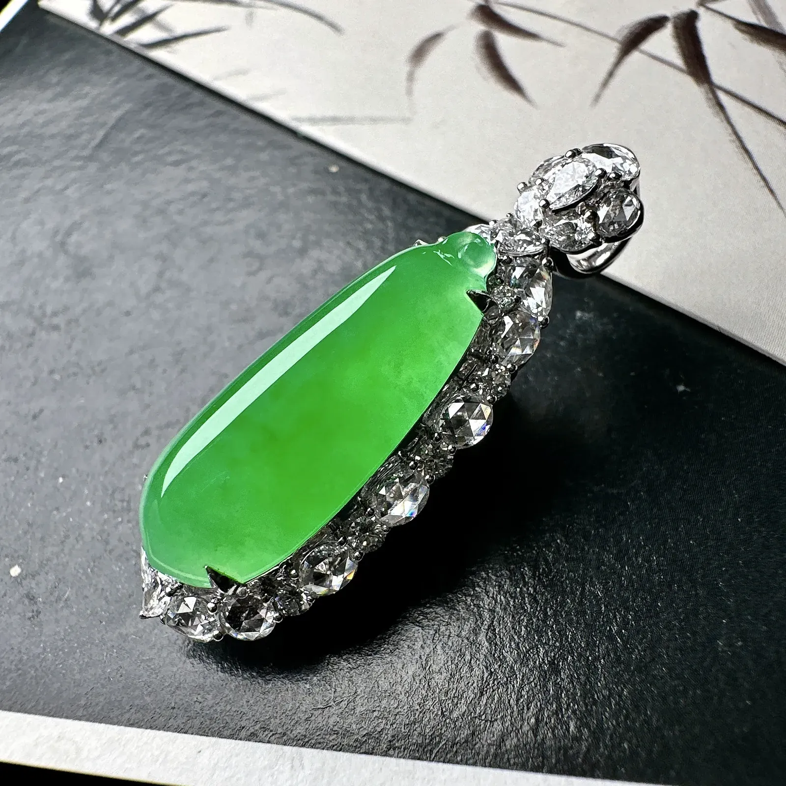【冰种满绿福瓜】质地冰润细腻，种老起光，收藏品质，18K金钻镶嵌，裸石尺寸24.7*9.9*6.8毫米