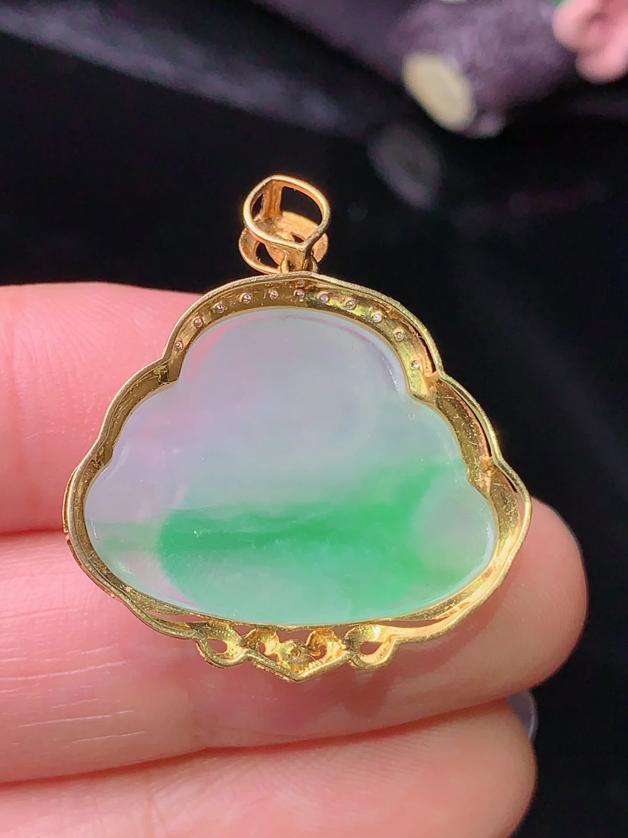 18k金钻镶嵌飘绿佛公吊坠 玉质细腻 色泽清新艳丽 整体尺寸28.2*25*7.5