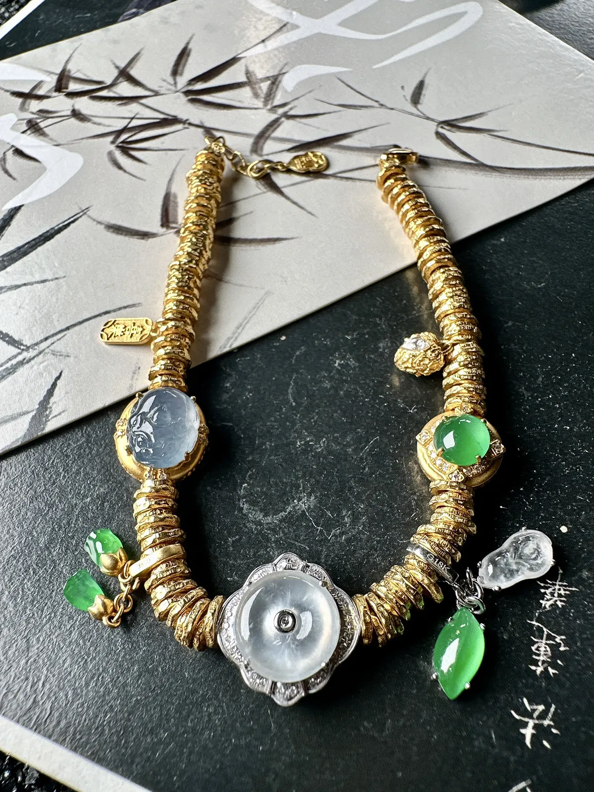 【冰种多种元素盘缠手链】颗颗冰透，饱满圆润，光泽闪耀，流行款，18K金钻镶嵌，其中一颗裸石尺寸10.1*2.7毫米