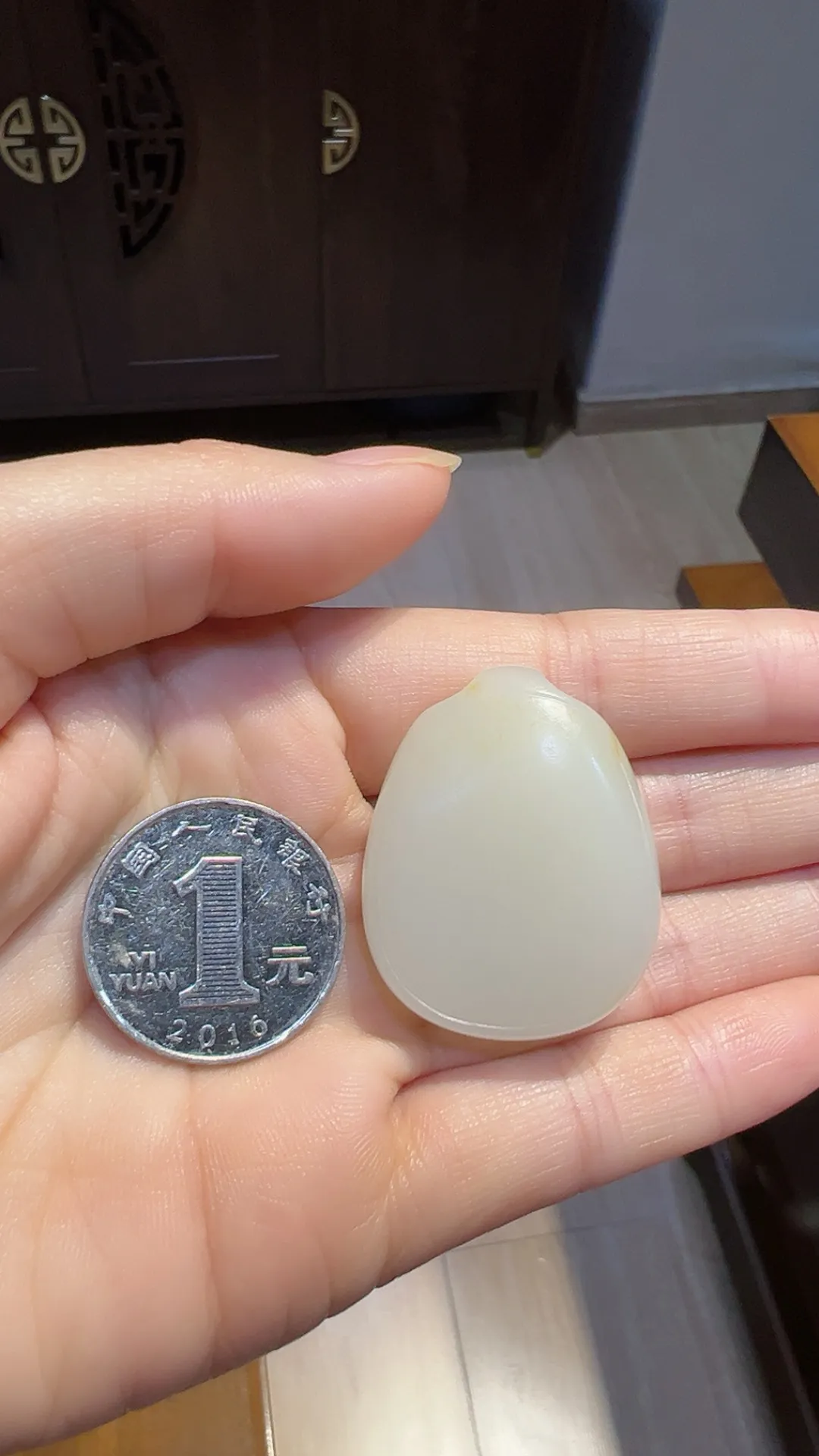 籽料｜油膏料｜平安牌
自戴品质 白细油 女士超级推荐哦

重24.8克 尺寸36*29*12.5m m