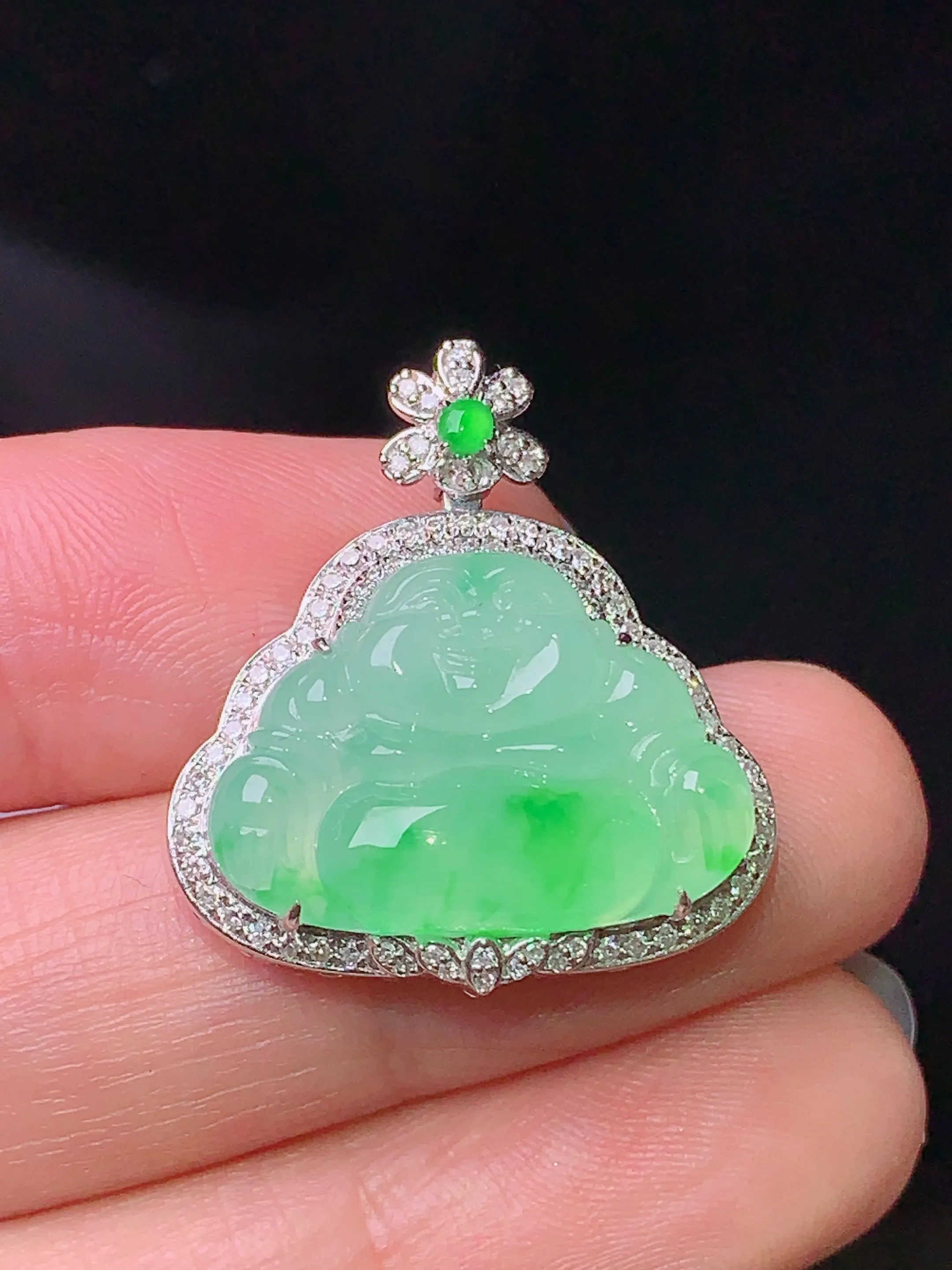 18k金钻镶嵌飘绿佛公吊坠 玉质细腻 色泽清新艳丽 整体尺寸25.3*23*8.5