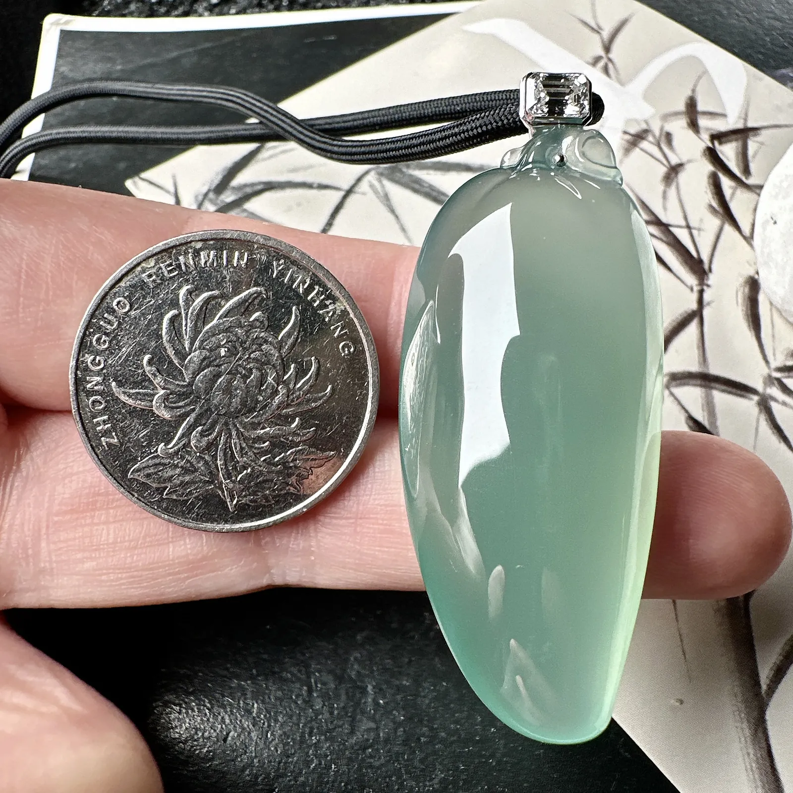 【冰种晴绿大福瓜】质地冰润细腻，种老起光，收藏品质，18K金钻镶嵌，裸石尺寸48.9*21.5*11.7毫米