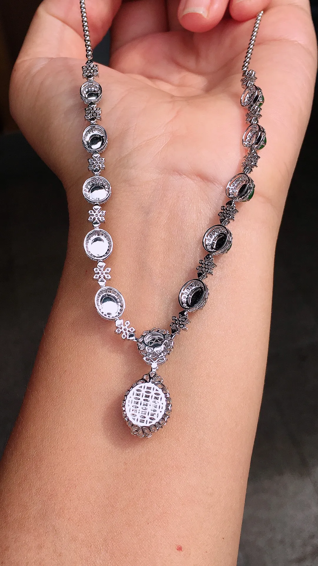 阳绿蛋面晚装项链，色泽均匀艳丽，玉质细腻，荧光感超
强，饱满圆润，尽显优雅气质，18k
金豪华镶嵌