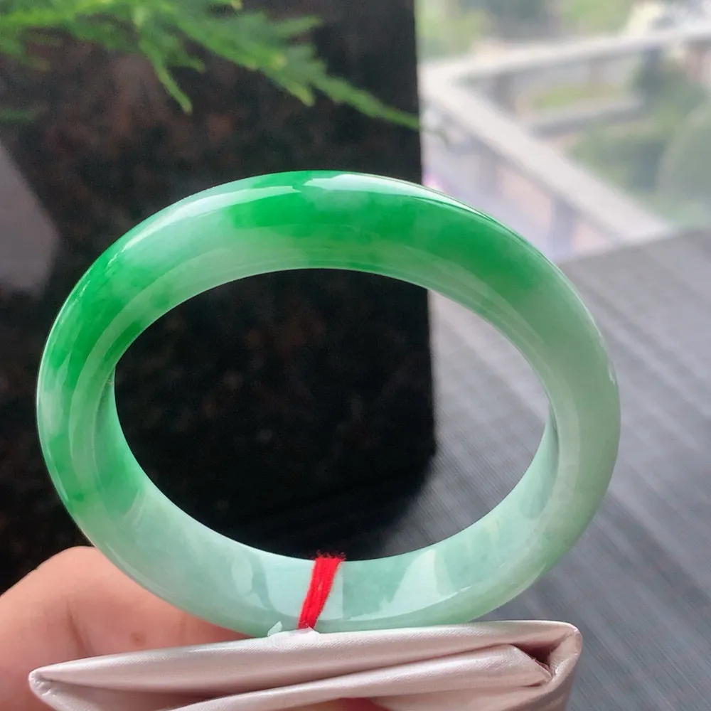 正圈冰糯阳绿 无瑕 尺寸:57.2/12.6/8.5 色阳