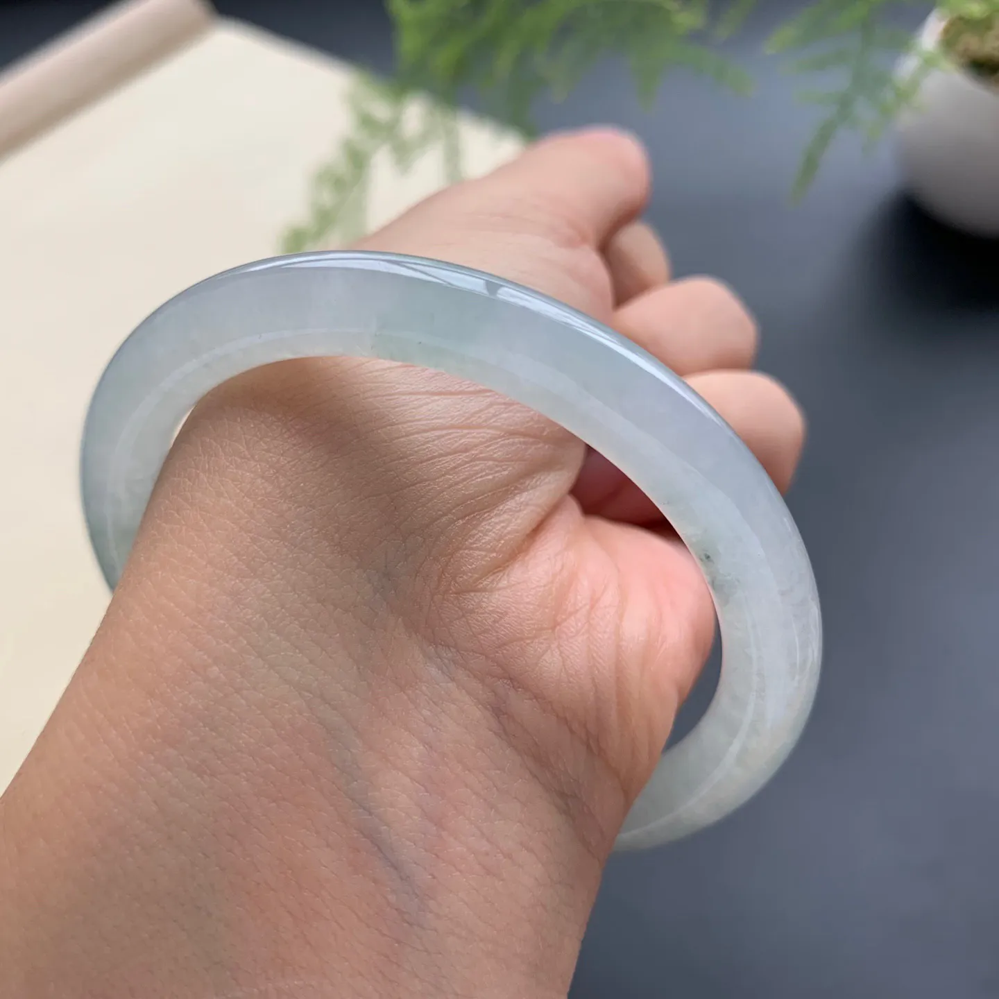 54.5圈口冰飘花圆条手镯 尺寸：54.5-7.5-8，无纹裂，水润起胶，条形饱满