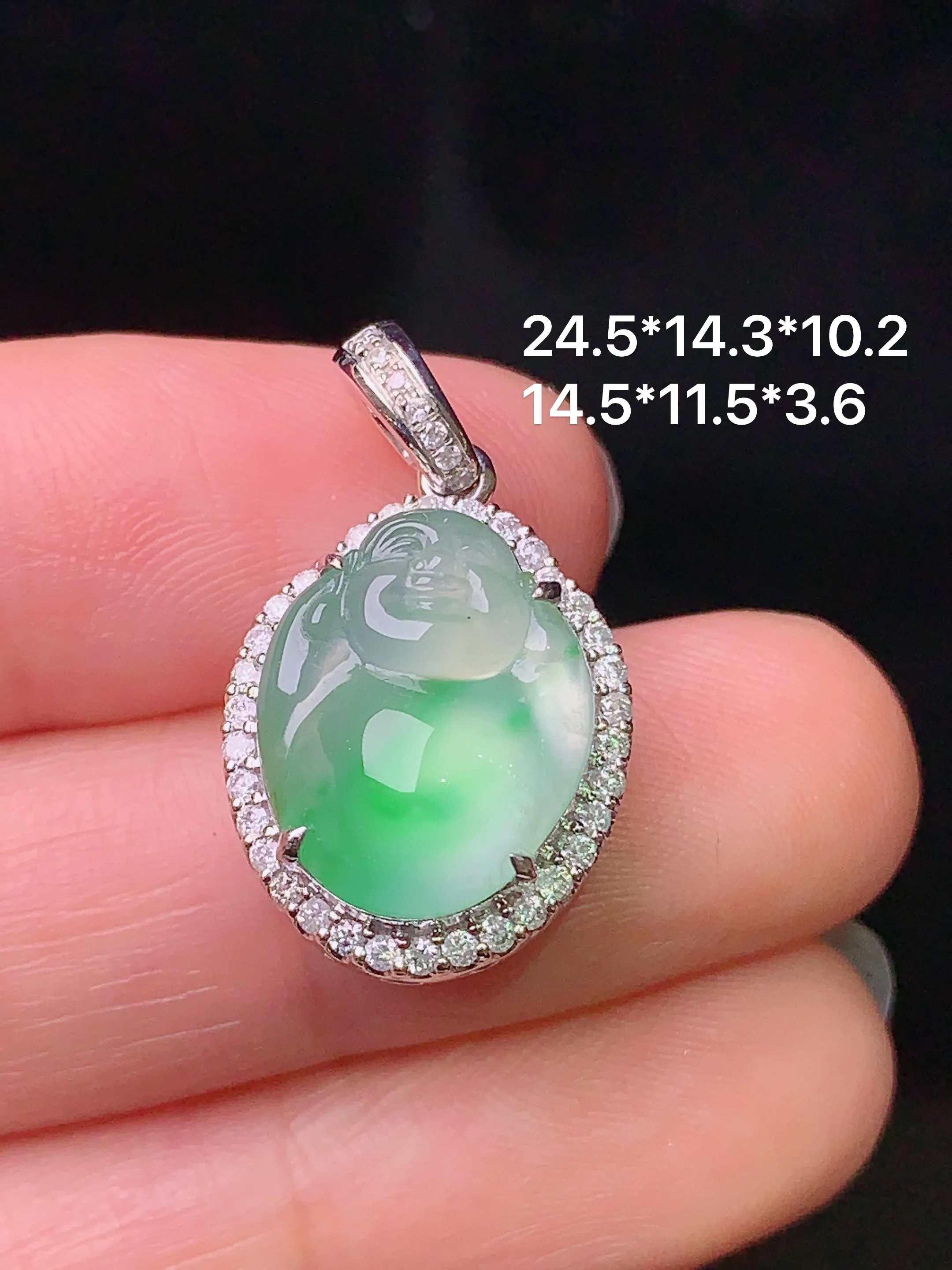 18k金钻镶嵌冰种飘绿佛公吊坠 玉质细腻 色泽清新艳丽 整体尺寸24.5*14.3*10.2