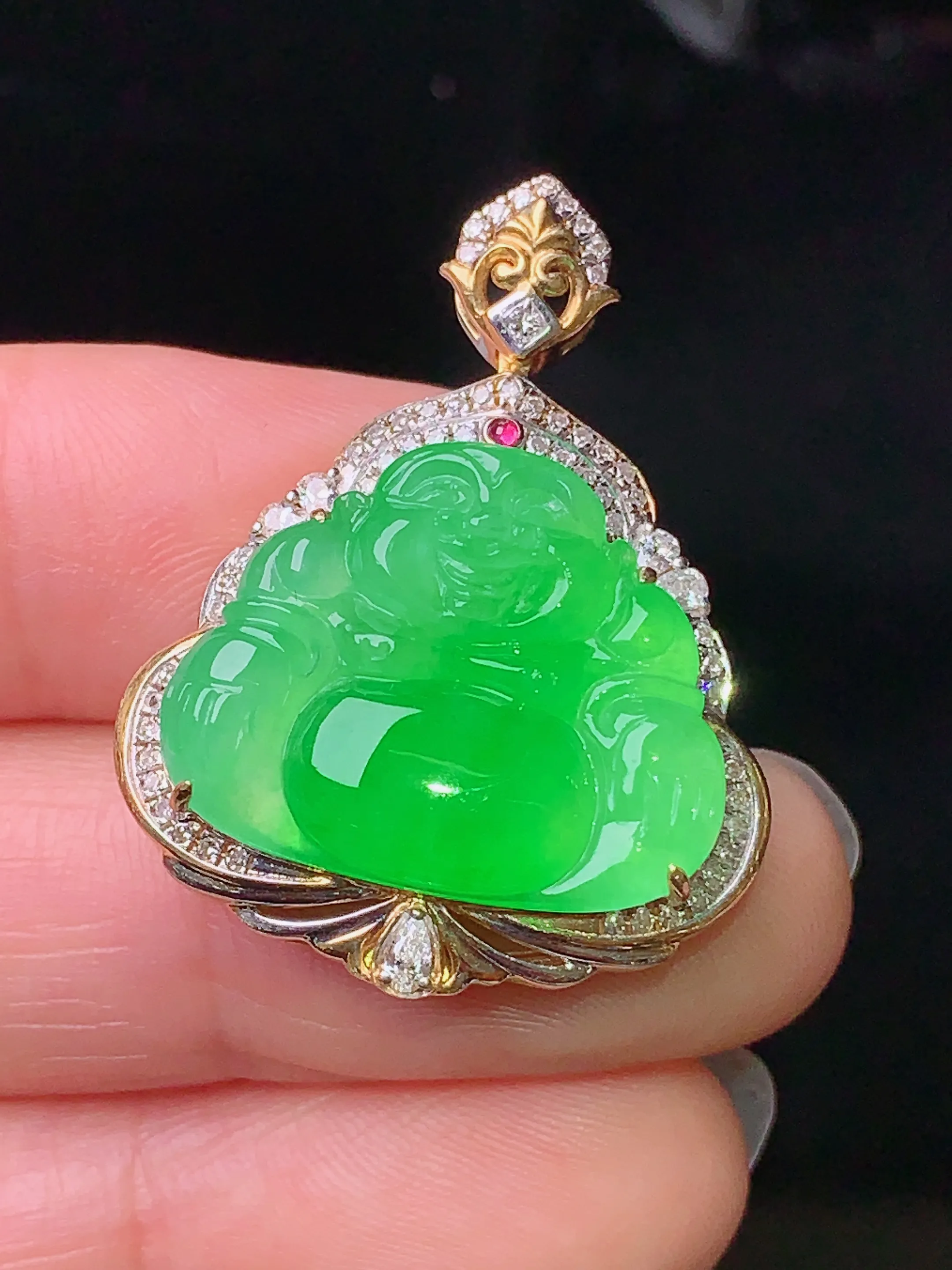 18k金钻镶嵌翠绿佛公吊坠 玉质细腻 色泽清新艳丽 整体尺寸31.2*24.2*9.8