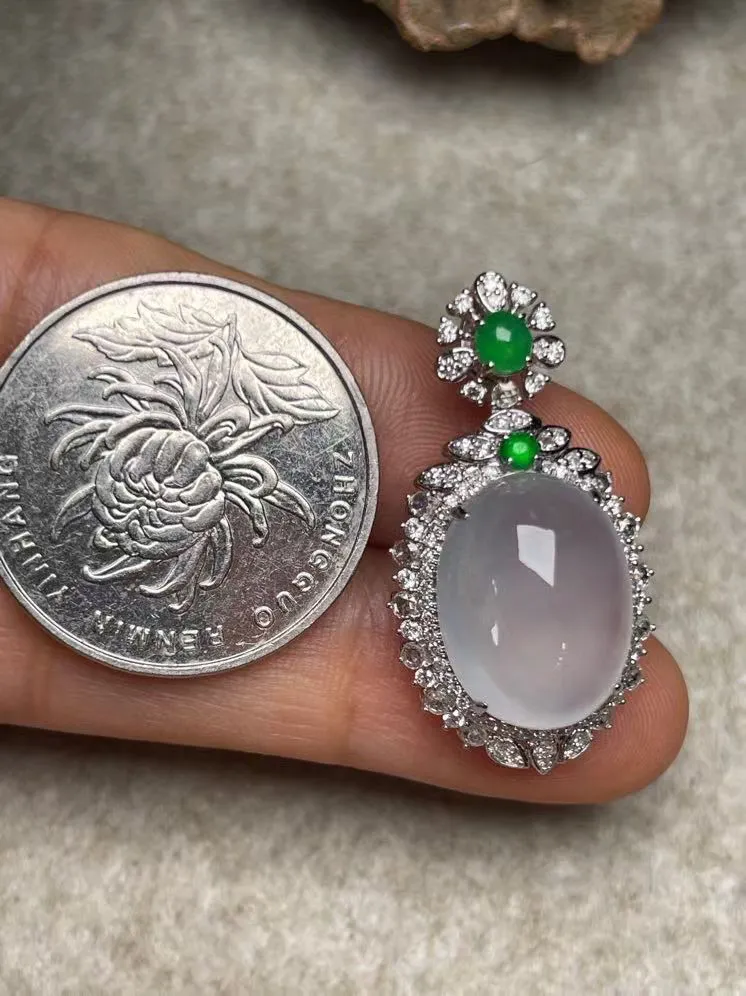 冰种鸽子蛋吊坠、真金真钻镶嵌，种水好，玉质细腻 .裸石尺寸 13.9*13.1