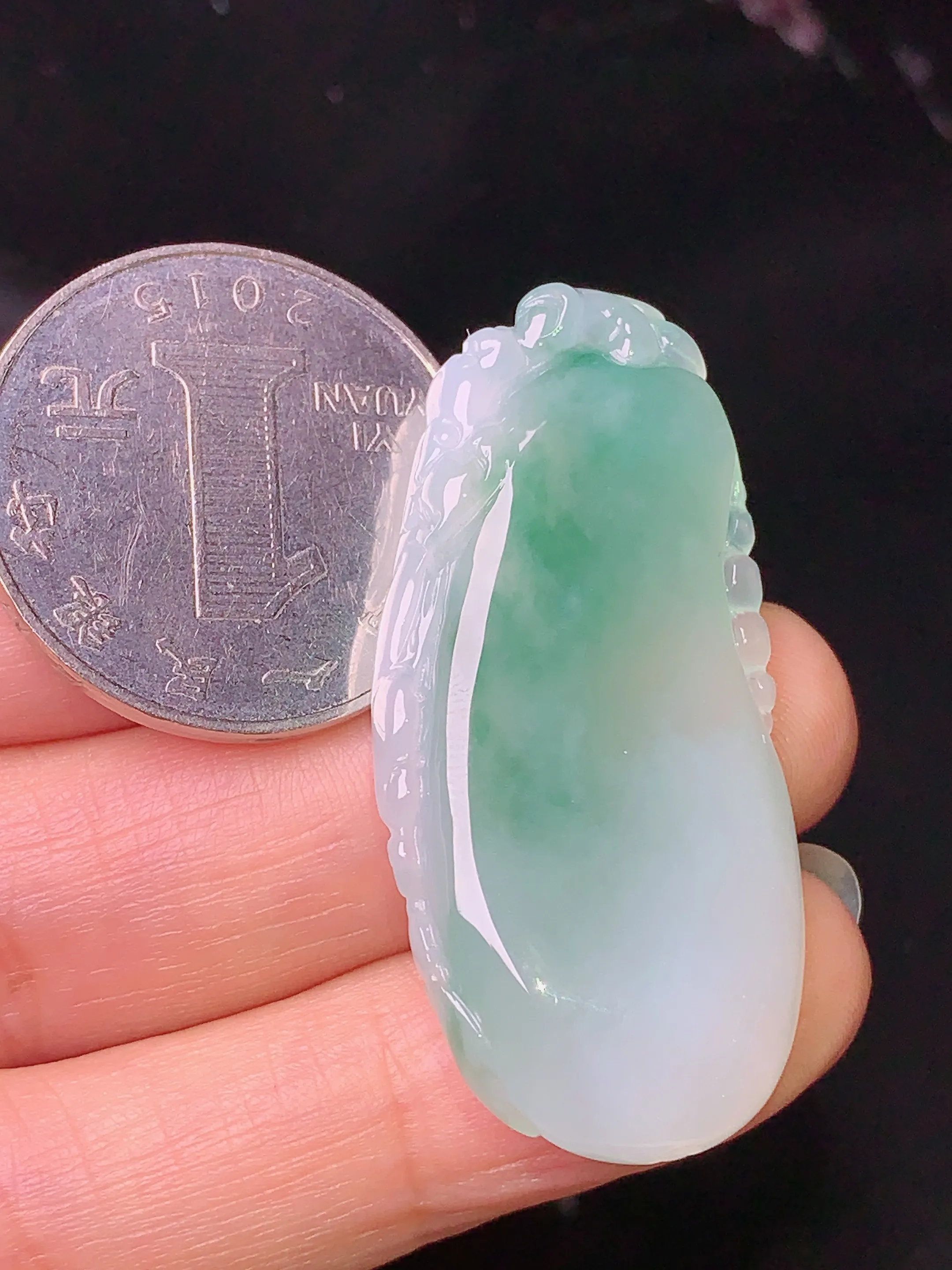 飘绿福瓜吊坠 玉质细腻 色泽清新艳丽 整体尺寸42.2*20*7.3