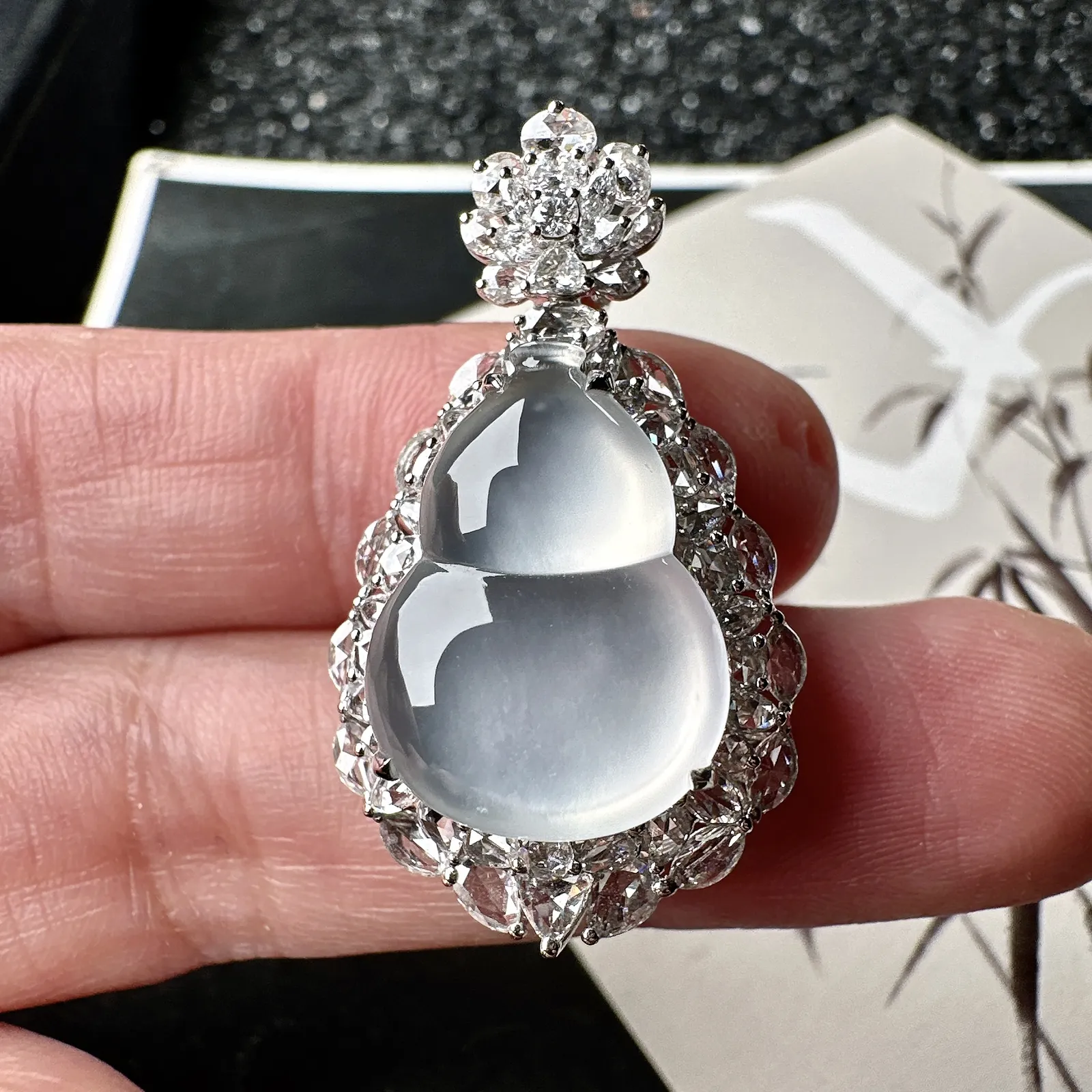 【玻璃种葫芦吊坠】质地细腻清爽，荧光感强烈，起刚光强烈，18K金钻镶嵌，裸石尺寸18.2*13.4*