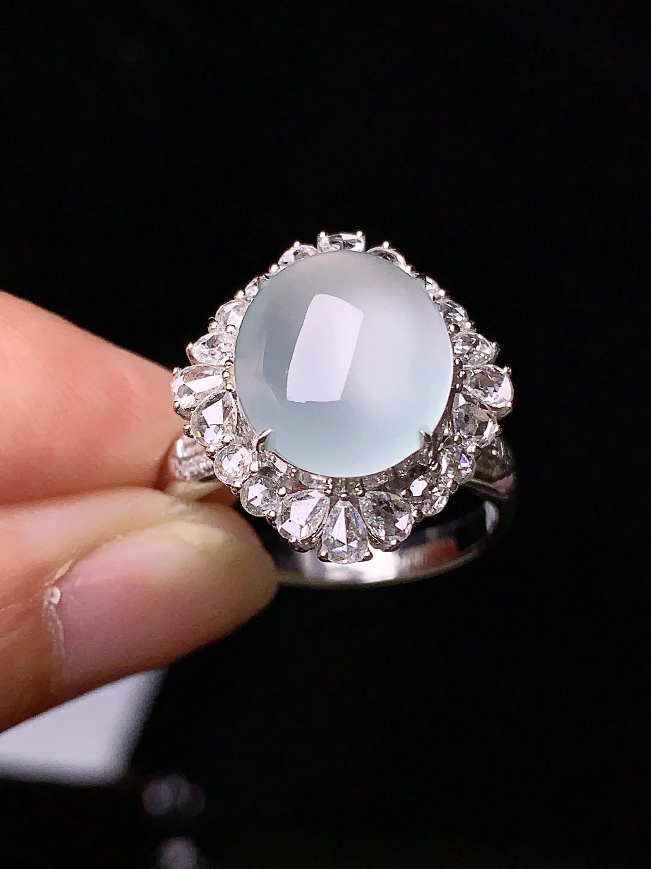 18k金钻镶嵌冰种蛋面戒指 玉质细腻 色泽艳丽 水润亮眼  圈14整体尺寸17.7*16.5*11.