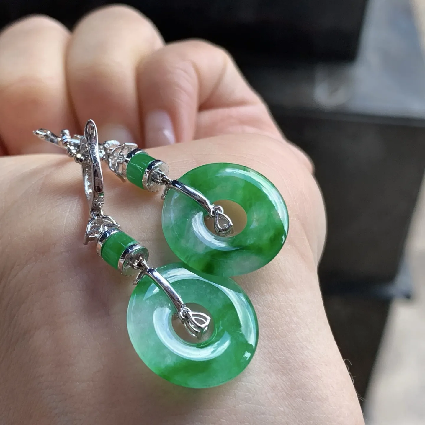 辣绿色耳钩^_^颜色鲜艳