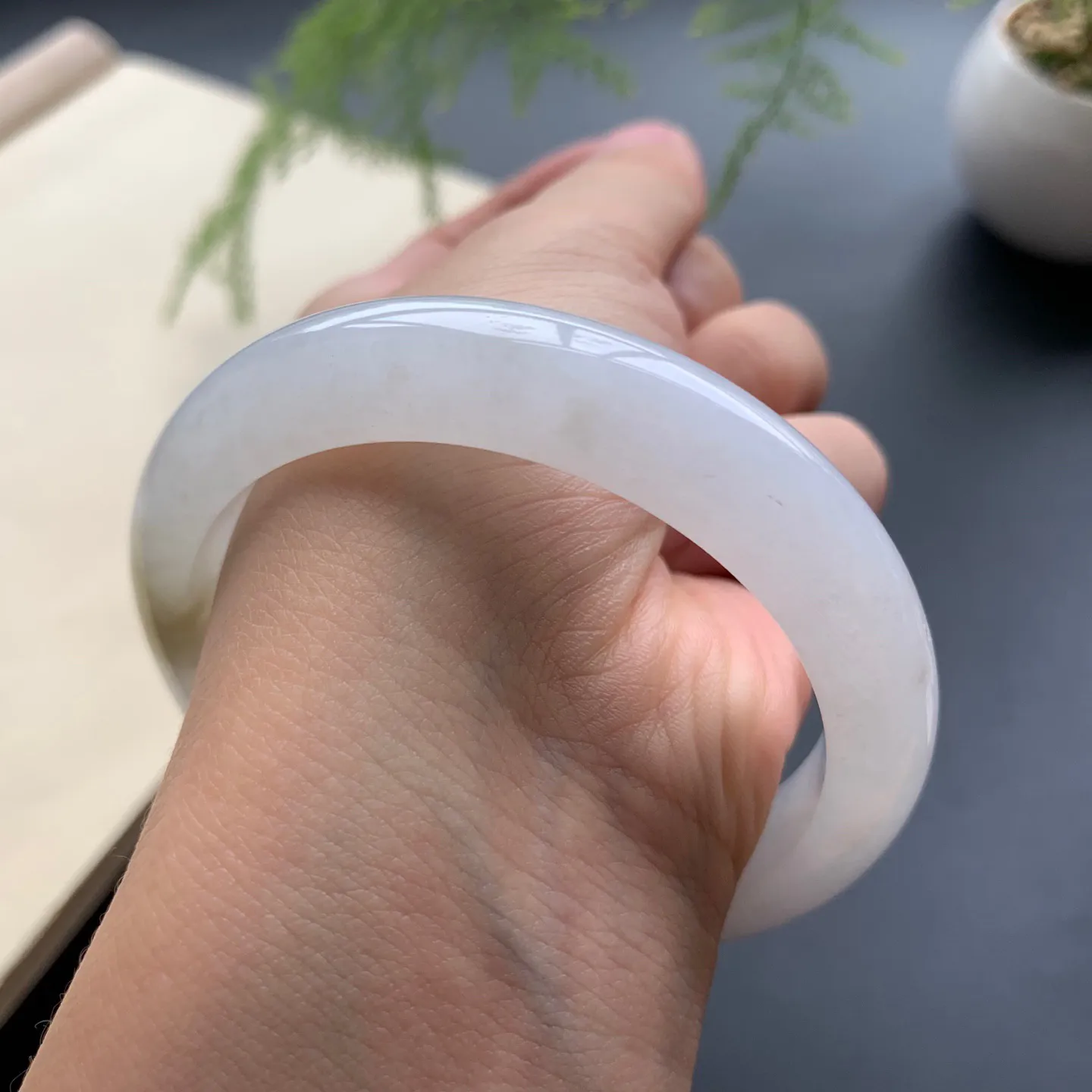 55圈口糯冰正圈手镯 尺寸：55-12-8.2，无纹裂，细腻光滑，清爽干净