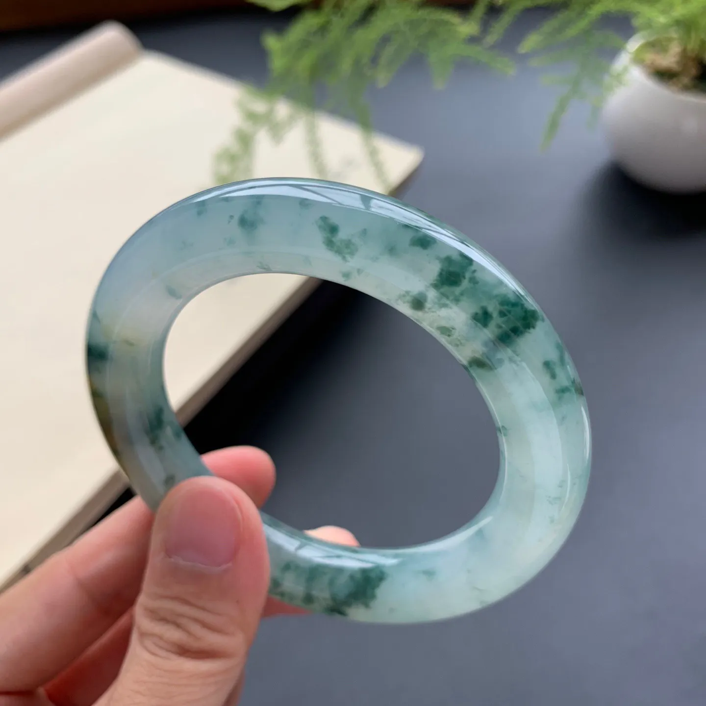 52圈口冰种飘花圆条手镯 尺寸：52-12，无纹裂，花色浓郁，条形饱满