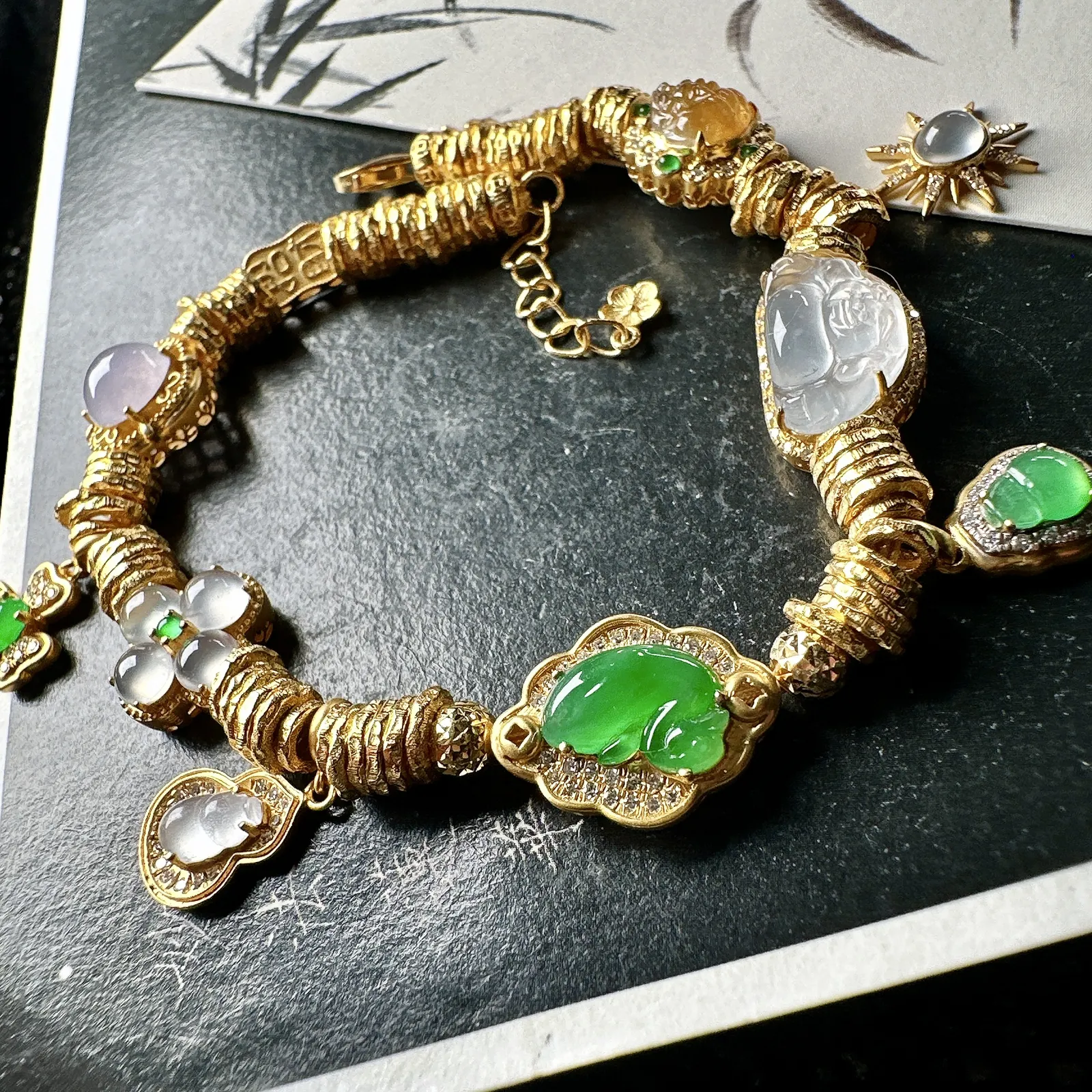 【冰种多种元素盘缠手链】颗颗冰透，饱满圆润，光泽闪耀，流行款，18K金钻镶嵌，其中一颗裸石尺寸7.6*11.9*4.2毫米