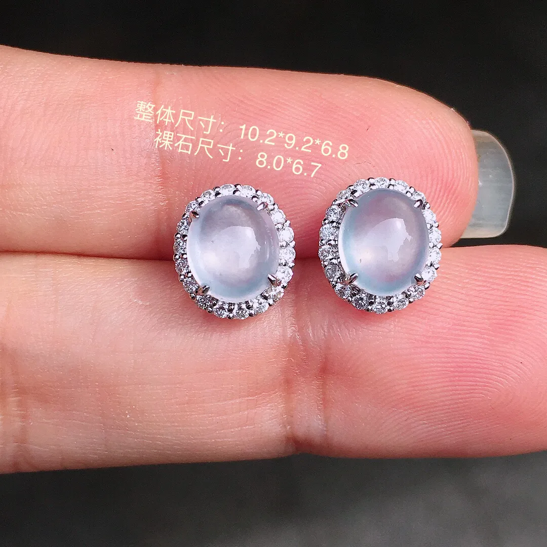 冰种蛋面耳钉，玉质细腻，荧光感超
强，饱满圆润，尽显优雅气质，18k
金豪华镶嵌