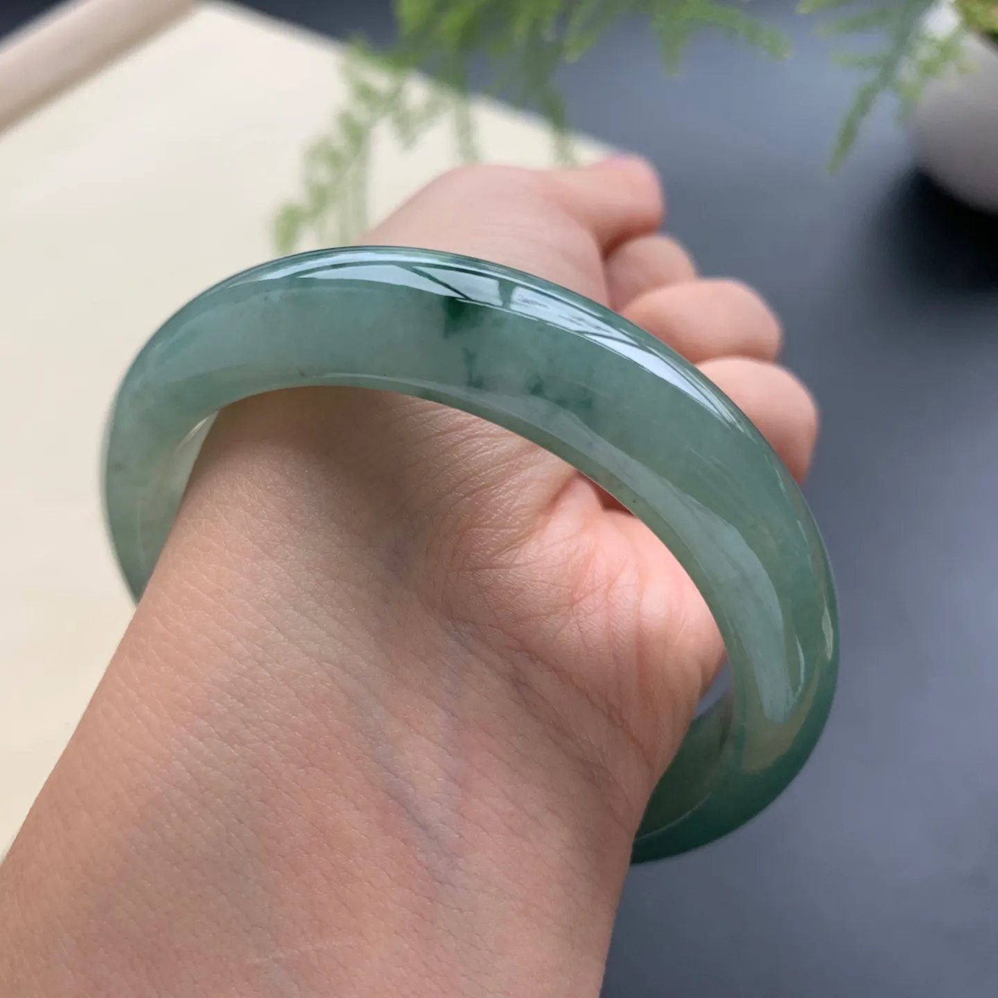 56圈口油底飘花正圈手镯 尺寸：56-13.3-8.2，无纹裂，细腻起胶，色泽浓郁