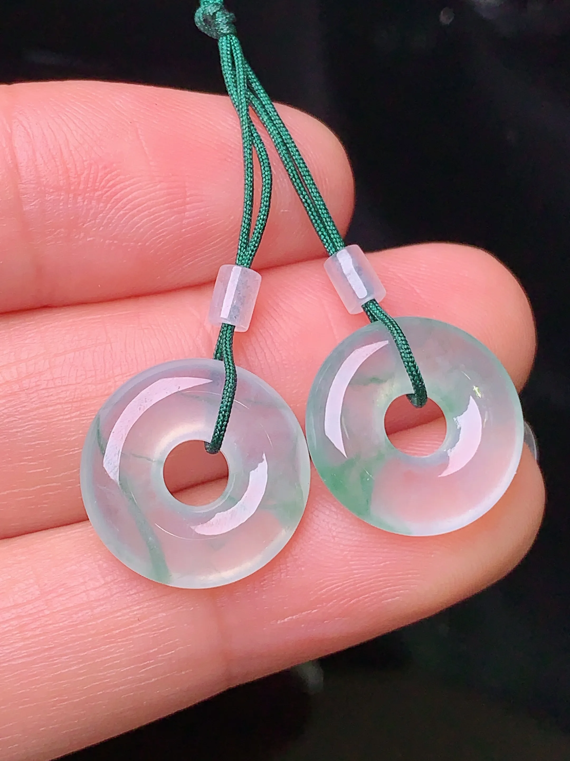 冰种飘绿平安扣一对 玉质细腻 色泽清新艳丽 整体尺寸 14.2*3.3