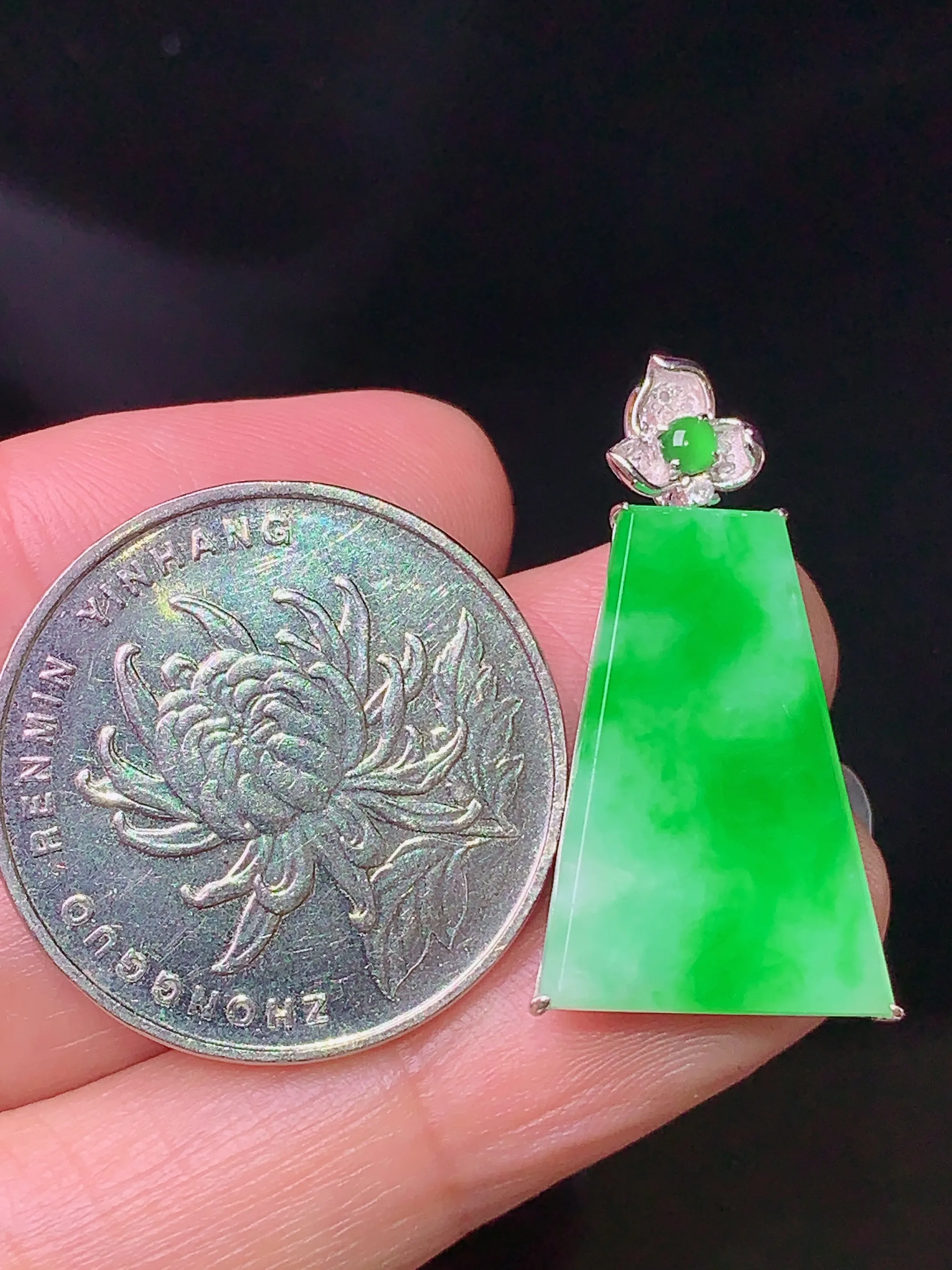 18k金钻镶嵌翠绿无事牌吊坠 玉质细腻 色泽清新艳丽 整体尺寸29*14.8*4.7