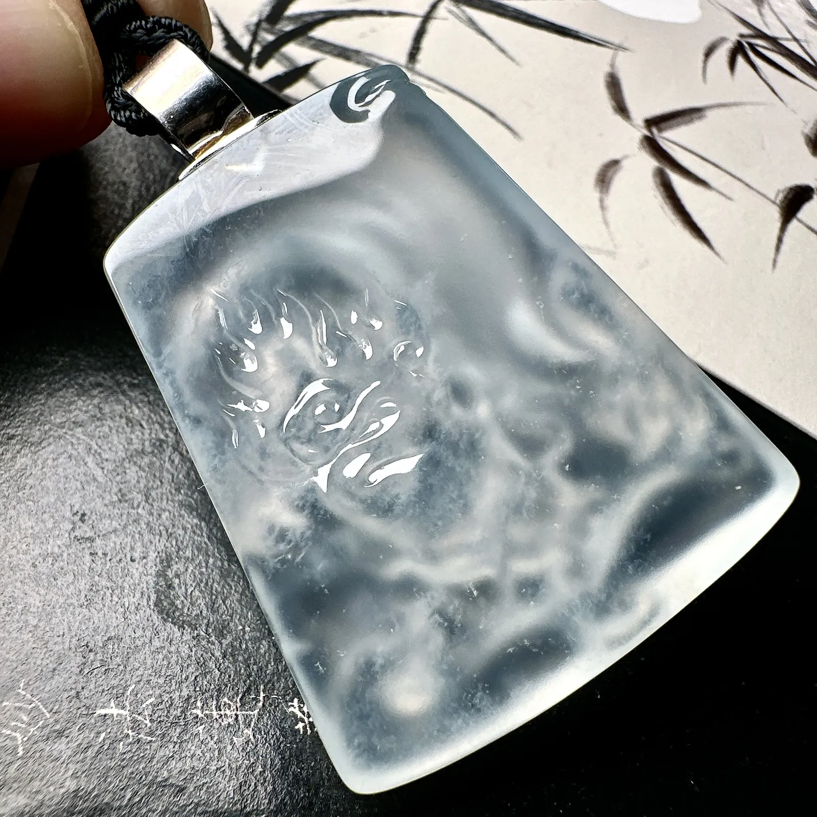 【冰种龙牌】冰润细腻，冰感好，质地很不错。雕工精细，佩戴效果好，18k金钻镶嵌，裸石尺寸44*35.4*6.8毫米