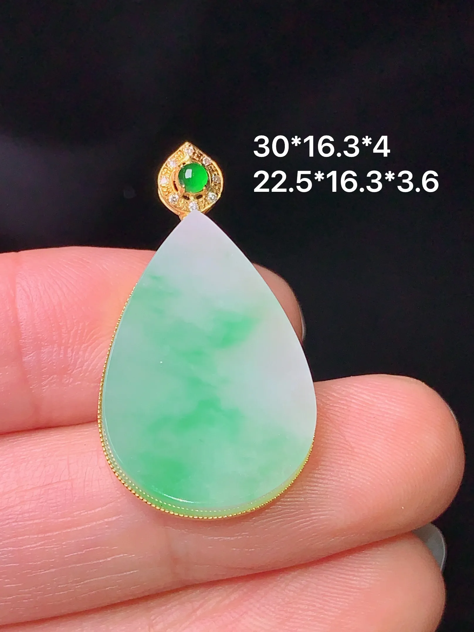 18k金钻镶嵌飘绿水滴吊坠 玉质细腻 色泽清新艳丽 整体尺寸30*16.3*4