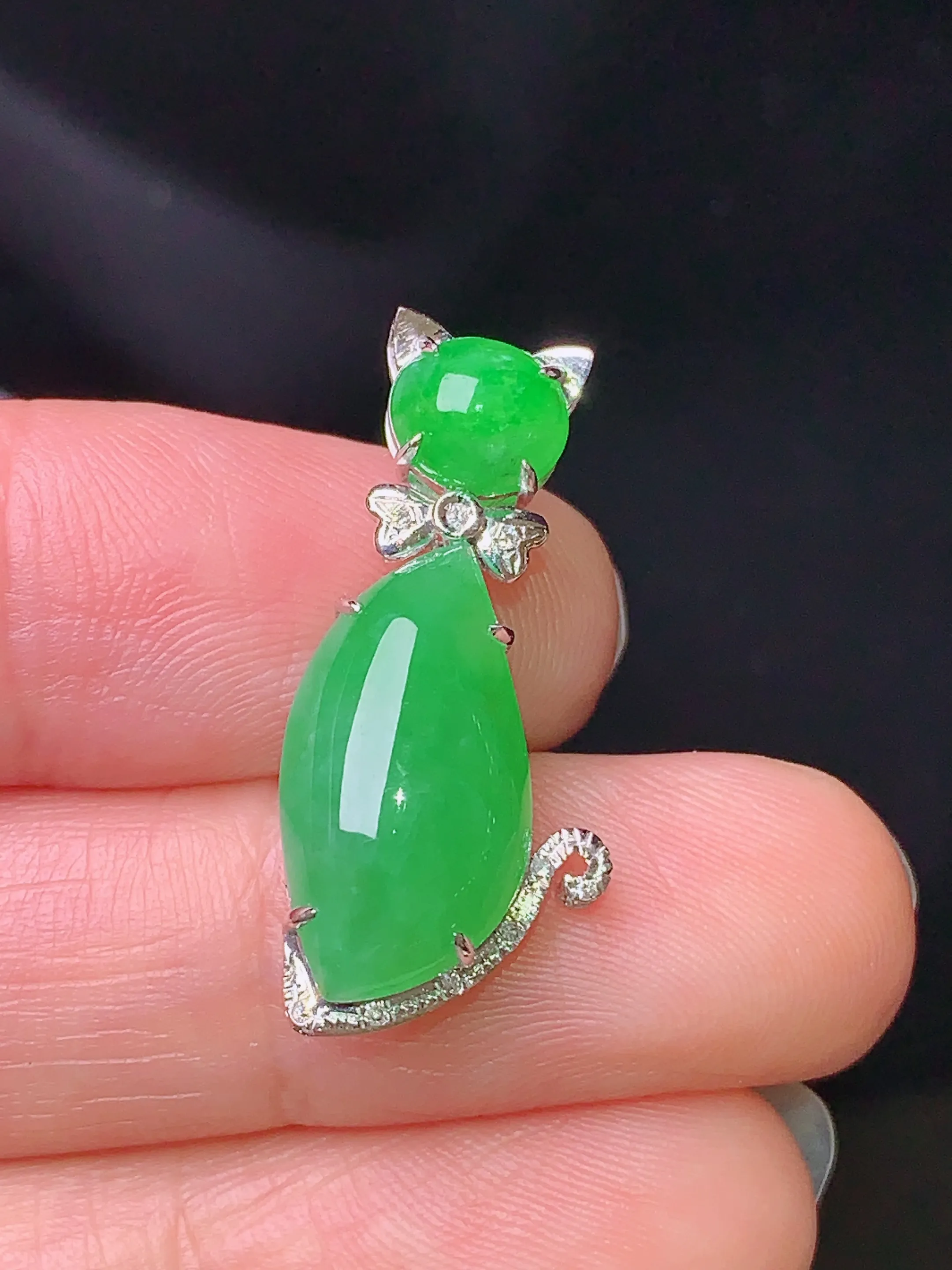 18k金钻镶嵌满绿随形吊坠 玉质细腻 色泽清新艳丽 整体尺寸26.5*11.8*6.3