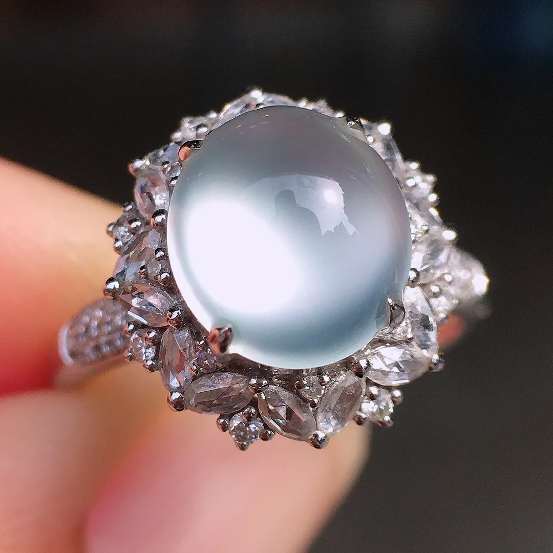 玻璃种蛋面戒指，玉质细腻，荧光感超
强，饱满圆润，尽显优雅气质，18k
金豪华镶嵌