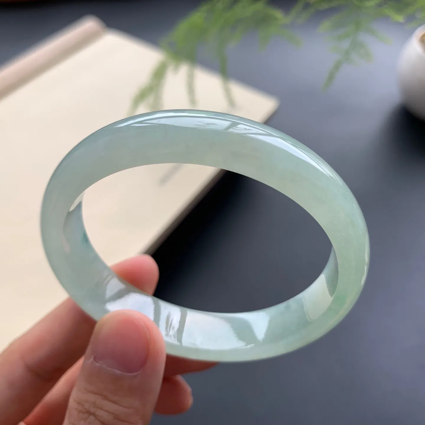 54.5圈口底色飘花贵妃手镯 尺寸：54.5-48-12.8-6.6，无纹裂，水润起胶，色泽亮丽