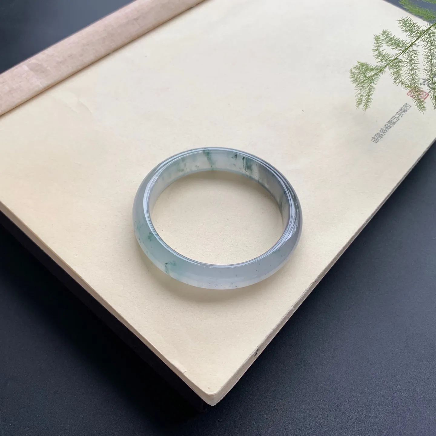 53.5圈口冰种飘花带乌鸡正圈手镯 尺寸：53.5-11.6-7.2，水润透亮，胶感十足