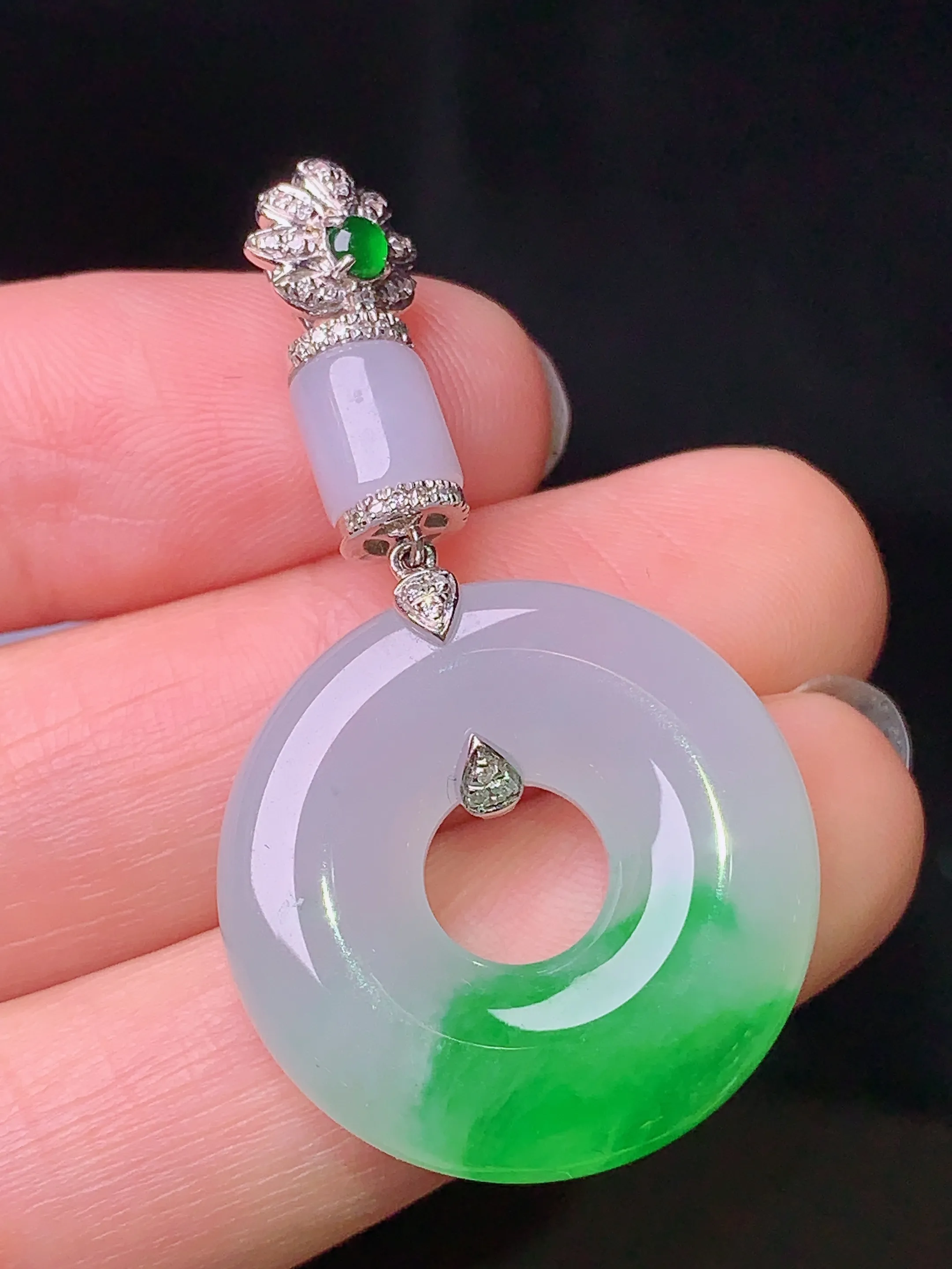 18k金钻镶嵌飘绿平安环吊坠 玉质细腻 色泽清新艳丽 整体尺寸42*23.2*5.7