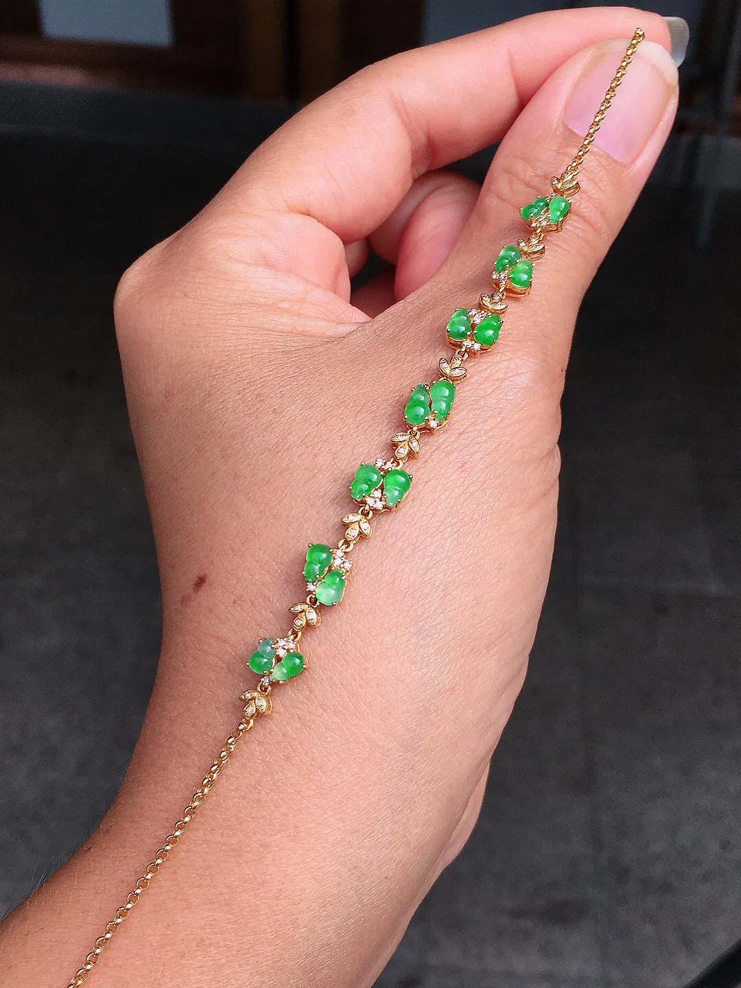 阳绿葫芦手链，色泽均匀艳丽，玉质细腻，荧光感超
强，饱满圆润，尽显优雅气质，18k
金豪华镶嵌