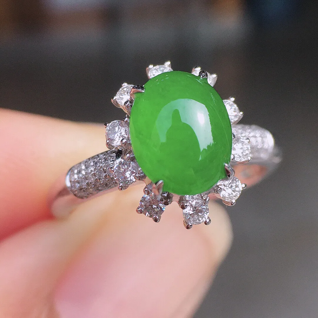 阳绿蛋面戒指，色泽均匀艳丽，玉质细腻，荧光感超
强，饱满圆润，尽显优雅气质，18k
金豪华镶嵌