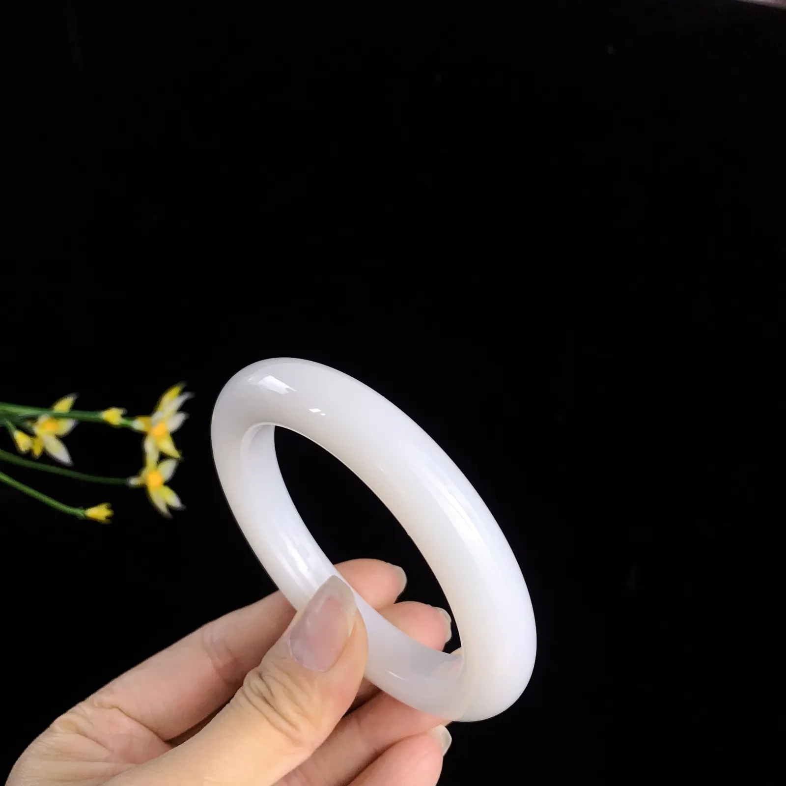 和田玉56圈口羊脂白玉手镯，圈口56宽12.5厚10.3左右，玉质细腻油润 底色纯净 无裂无杂 脂粉