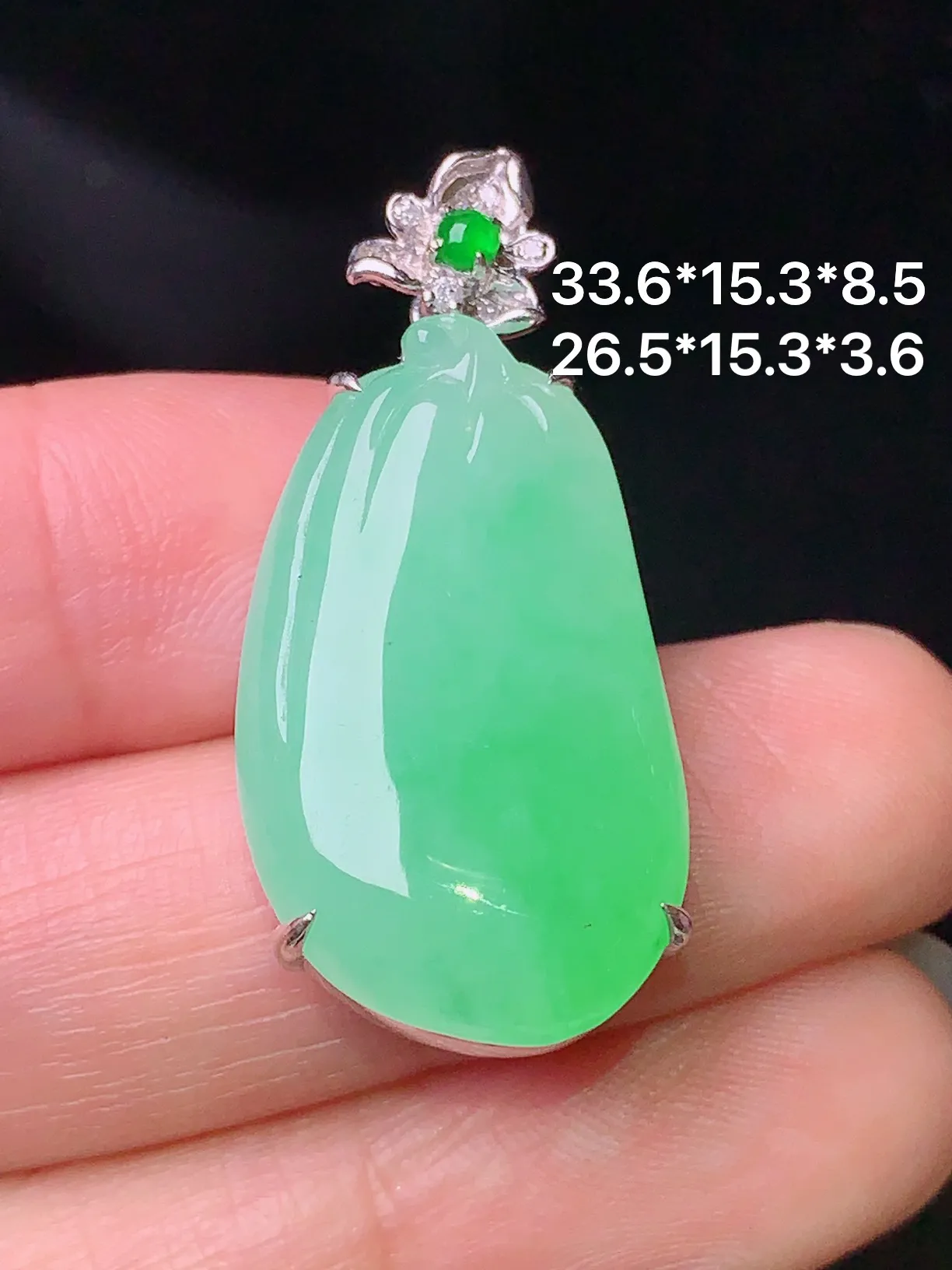 18k金钻镶嵌翠绿福瓜吊坠 玉质细腻 色泽清新艳丽 整体尺寸33.6*15.3*8.5