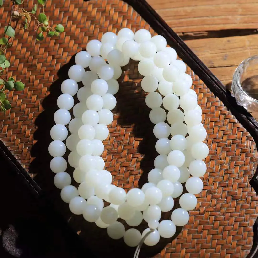 【链.108】

精品和田玉收藏级白玉108挂链 玉质温润细腻 油性十足 佩戴舒适。珠珠落玉盘，间