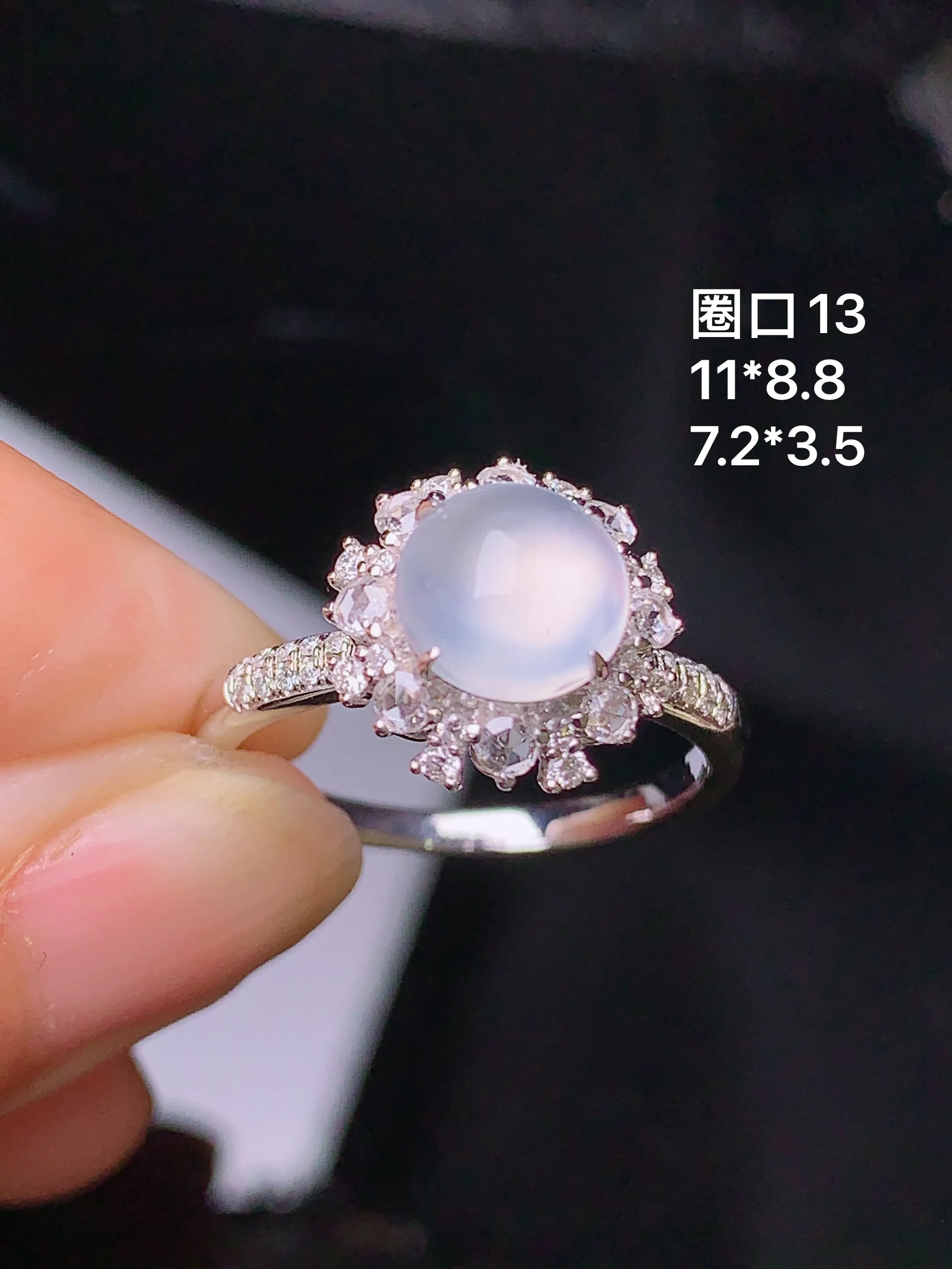 18k金钻镶嵌冰种蛋面戒指 玉质细腻 色泽清新艳丽 圈口13 整体尺寸11*8.8