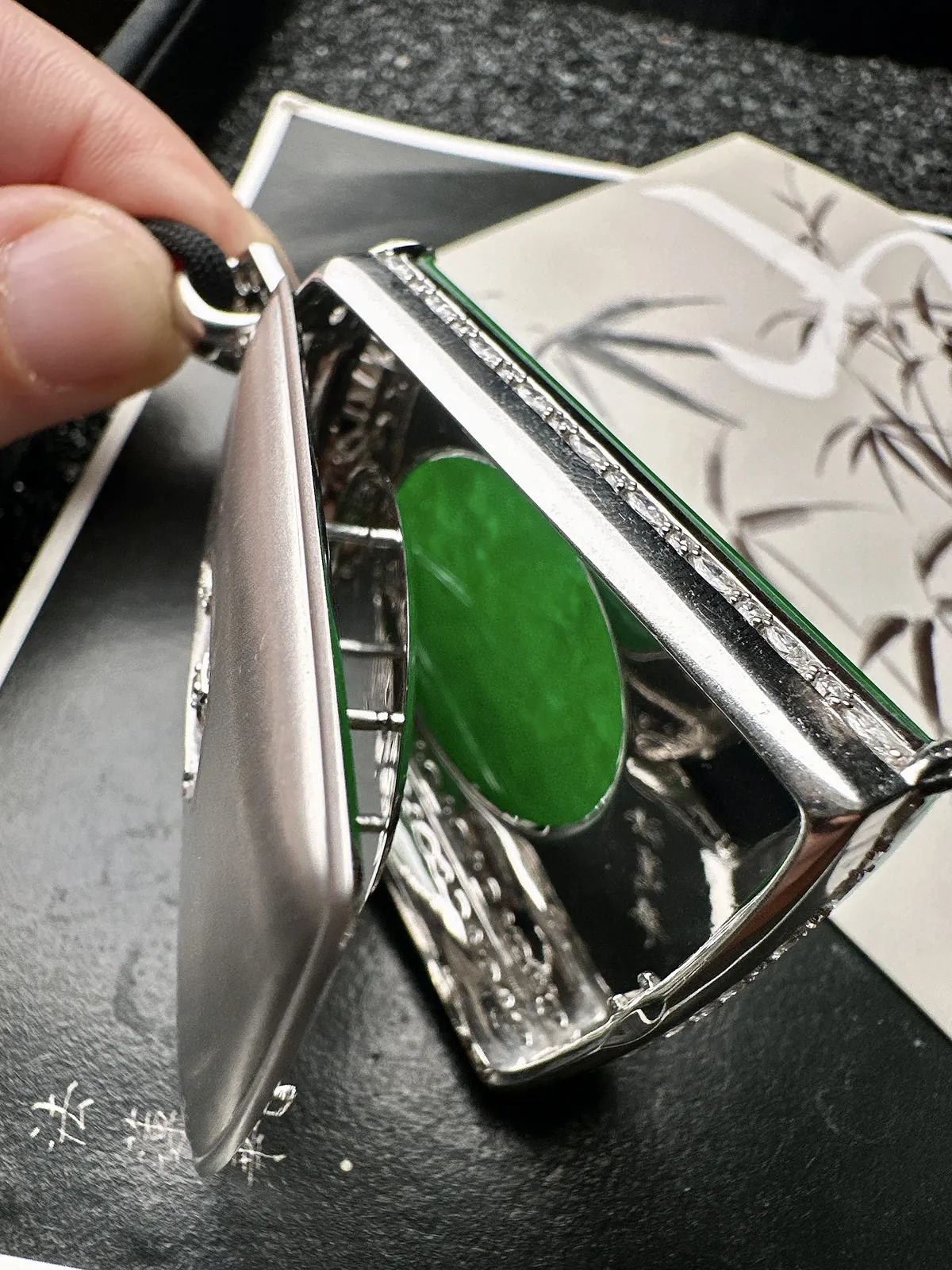 【冰种阳绿缅料大无事牌】珍藏级别，实物更漂亮，阳绿色泽。18k金钻镶嵌，裸石尺寸54.2*41.8*4.3毫米