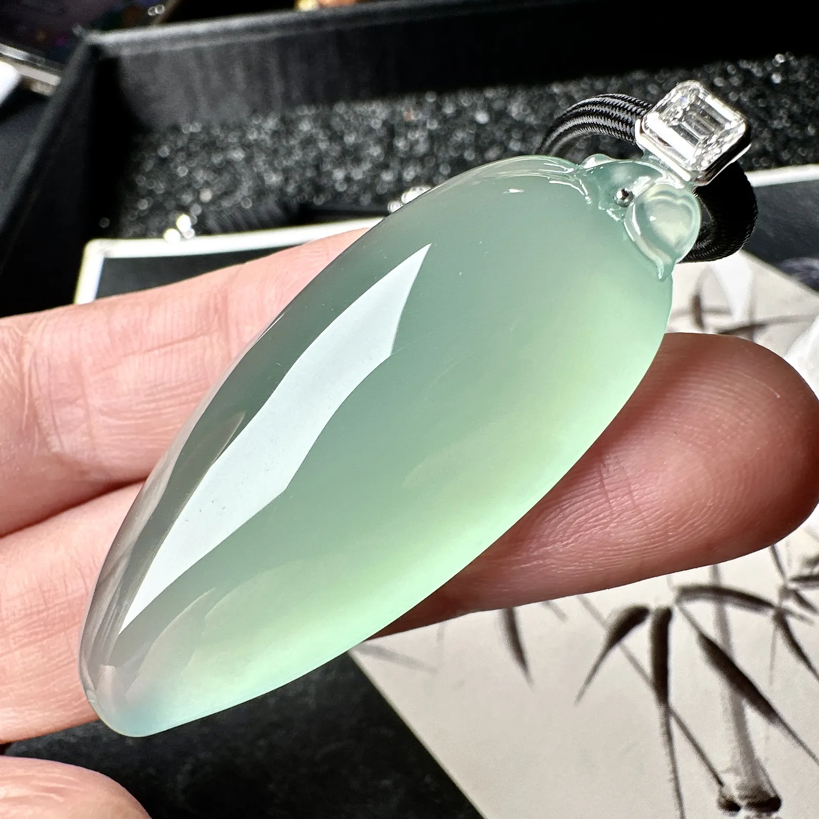 【冰种晴绿大福瓜】质地冰润细腻，种老起光，收藏品质，18K金钻镶嵌，裸石尺寸48.9*21.5*11.7毫米