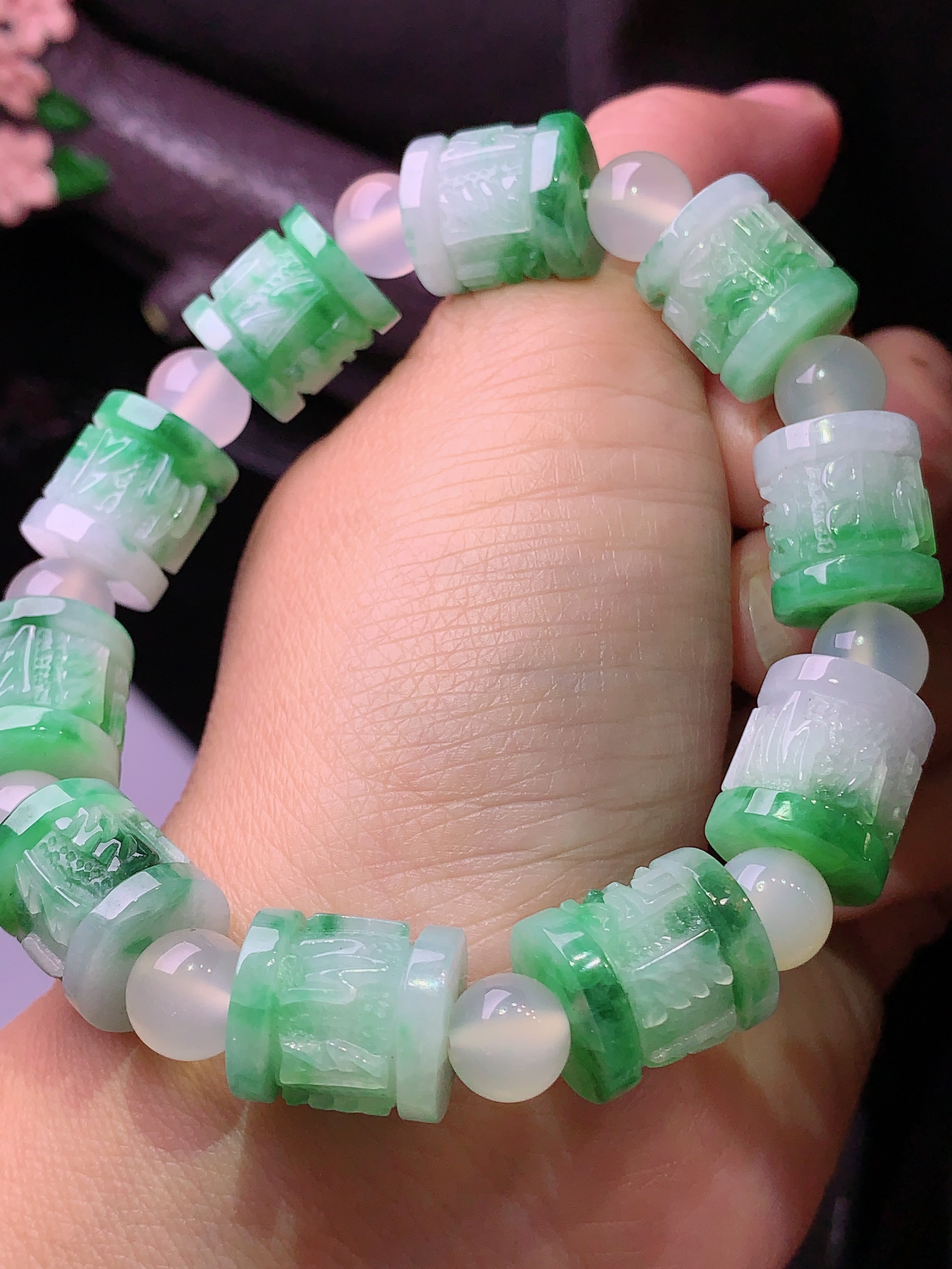飘绿路路通手链 玉质细腻 色泽清新艳丽 整体尺寸12*13