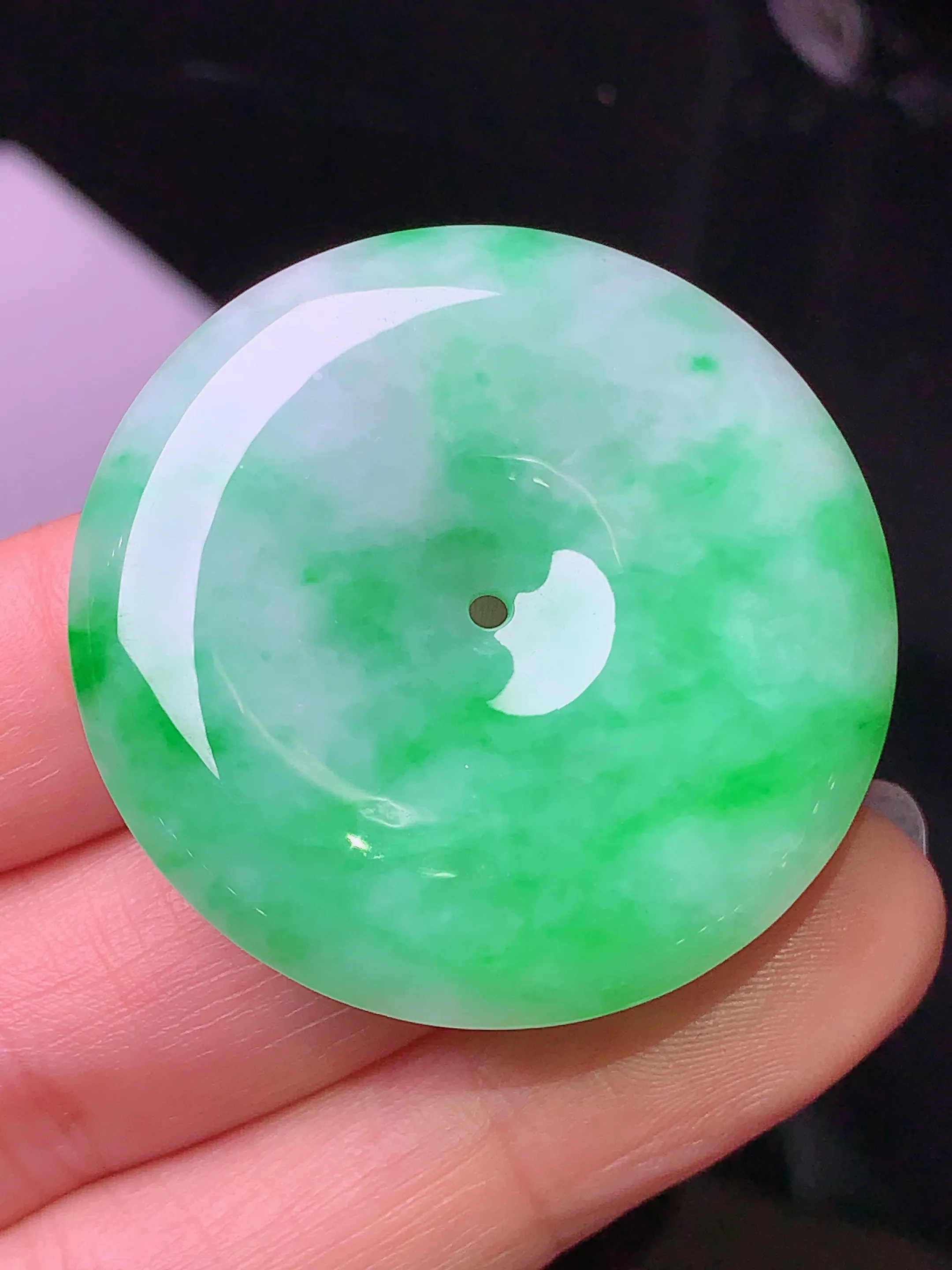 翠绿平安扣吊坠 玉质细腻 色泽清新艳丽 整体尺寸36.6*6