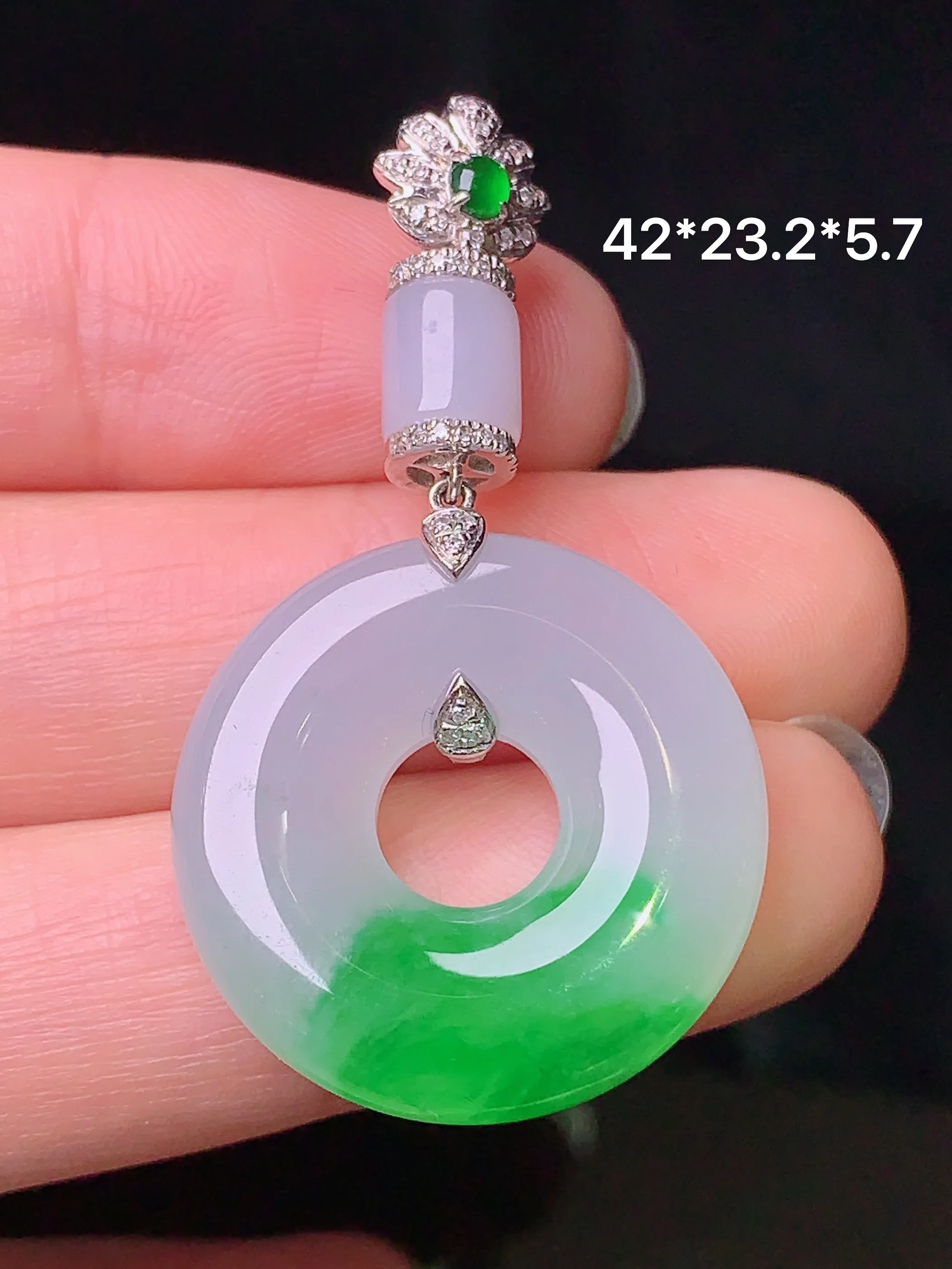 18k金钻镶嵌飘绿平安环吊坠 玉质细腻 色泽清新艳丽 整体尺寸42*23.2*5.7