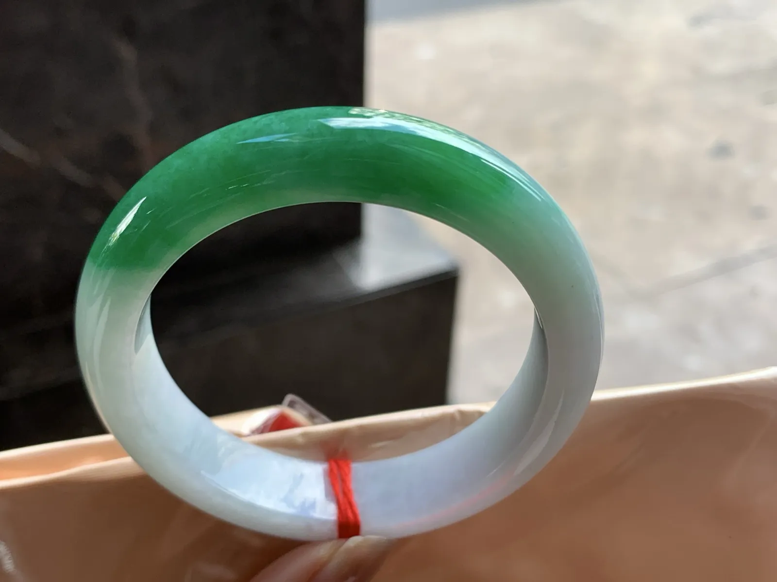 57.5-13.6-9

辣绿色手镯^_^颜色浓郁 细腻