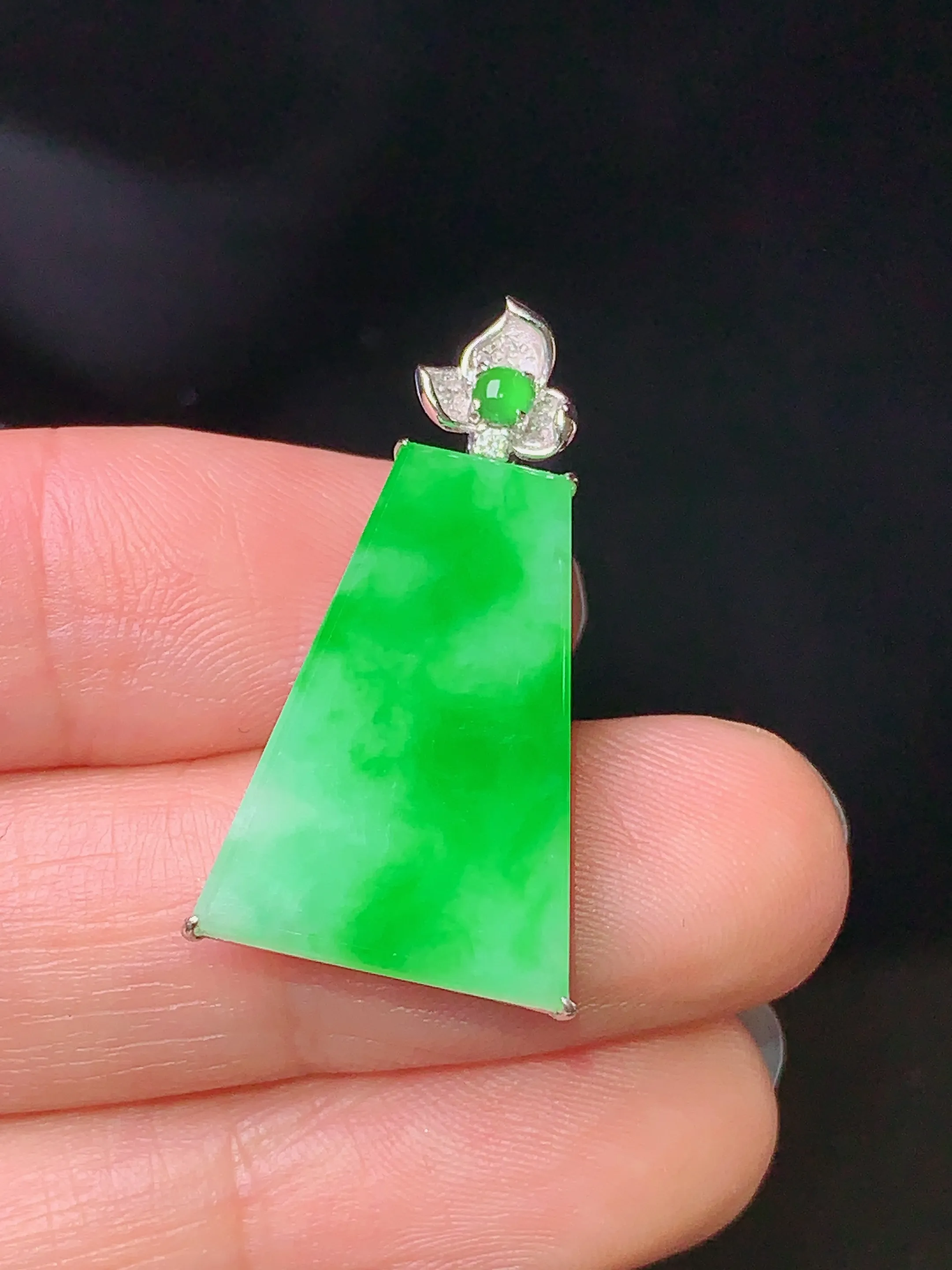18k金钻镶嵌翠绿无事牌吊坠 玉质细腻 色泽清新艳丽 整体尺寸29*14.8*4.7