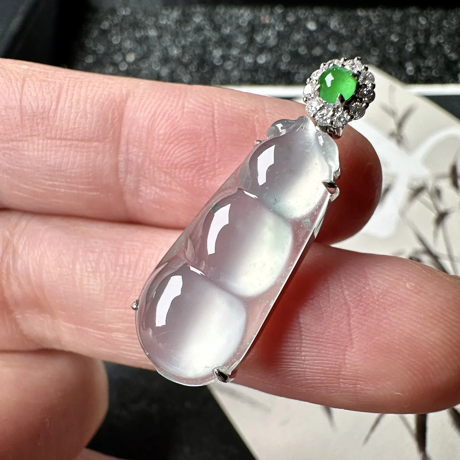 【冰种福豆吊坠】种地上乘，冰感十足，通透起光，饱满圆润，收藏品质，18k金钻镶嵌，裸石尺寸24.5*10.7*5.2毫米