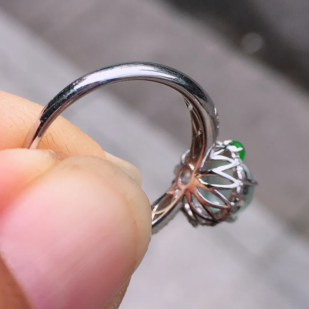 冰种蛋面戒指，玉质细腻，荧光感超
强，饱满圆润，尽显优雅气质，18k
金豪华镶嵌