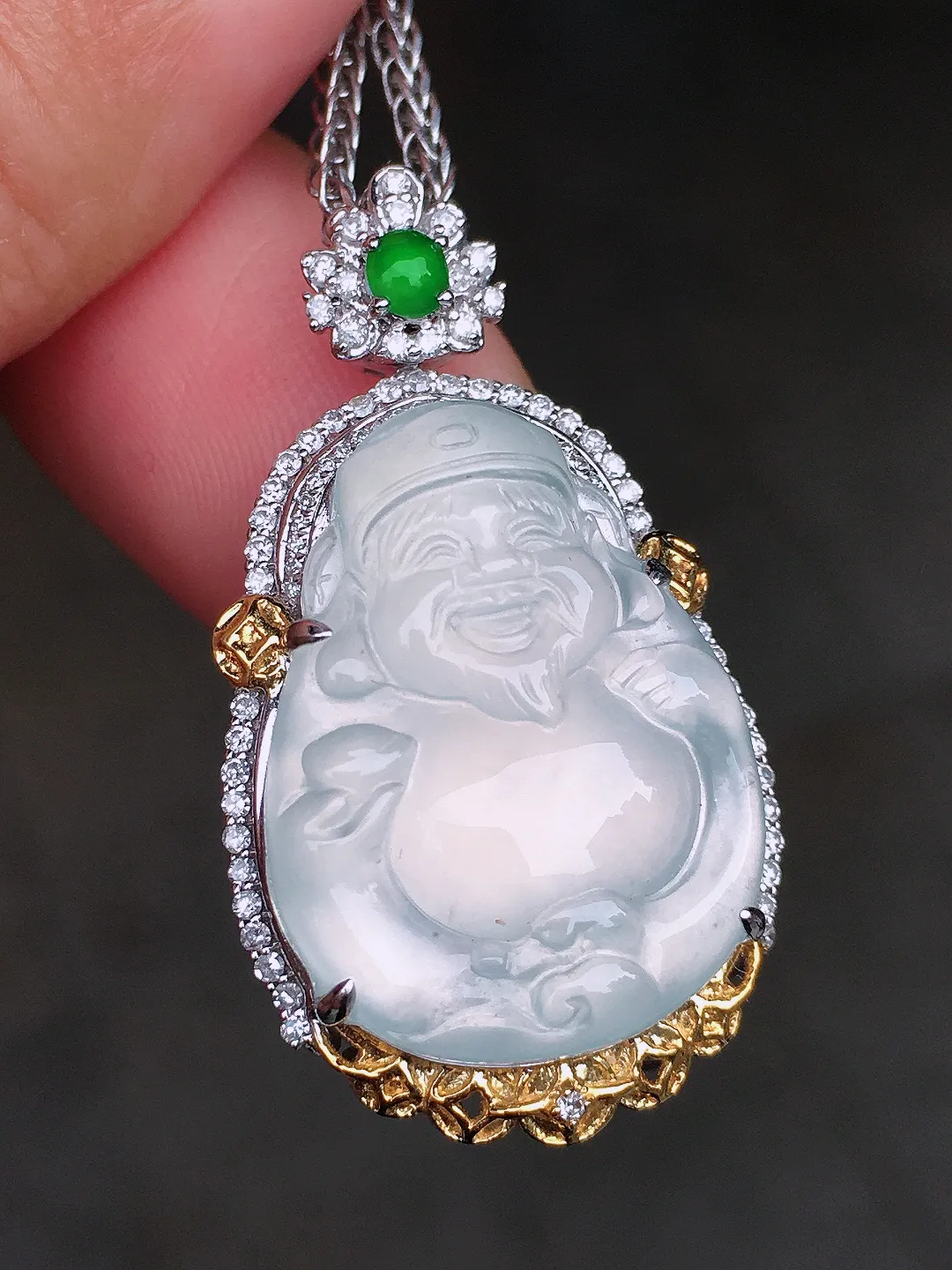 冰种【财神爷】吊坠，玉质细腻，荧光感超
强，饱满圆润，尽显优雅气质，18k
金豪华镶嵌