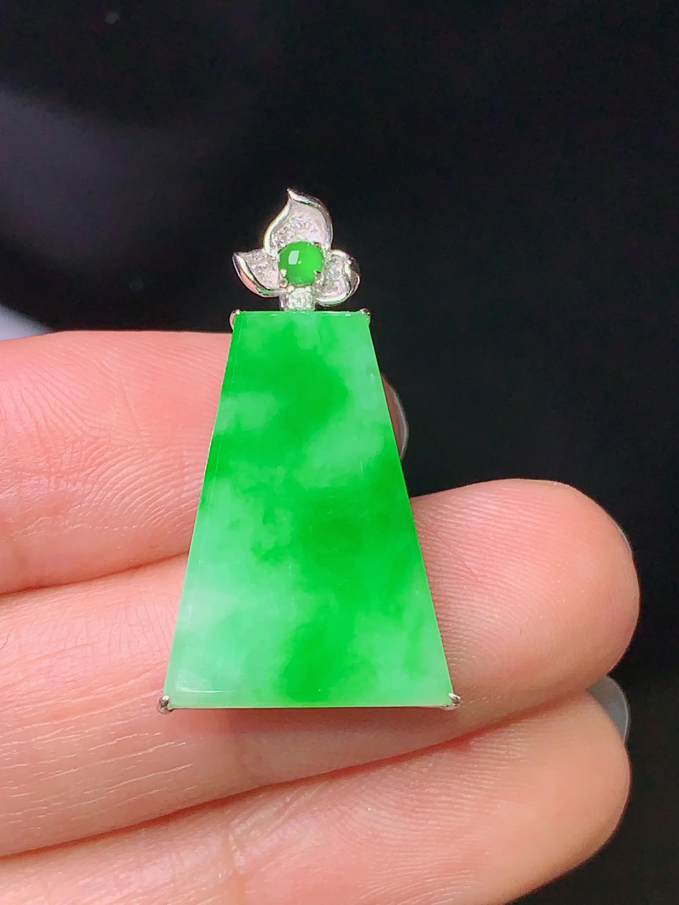 18k金钻镶嵌翠绿无事牌吊坠 玉质细腻 色泽清新艳丽 整体尺寸29*14.8*4.7