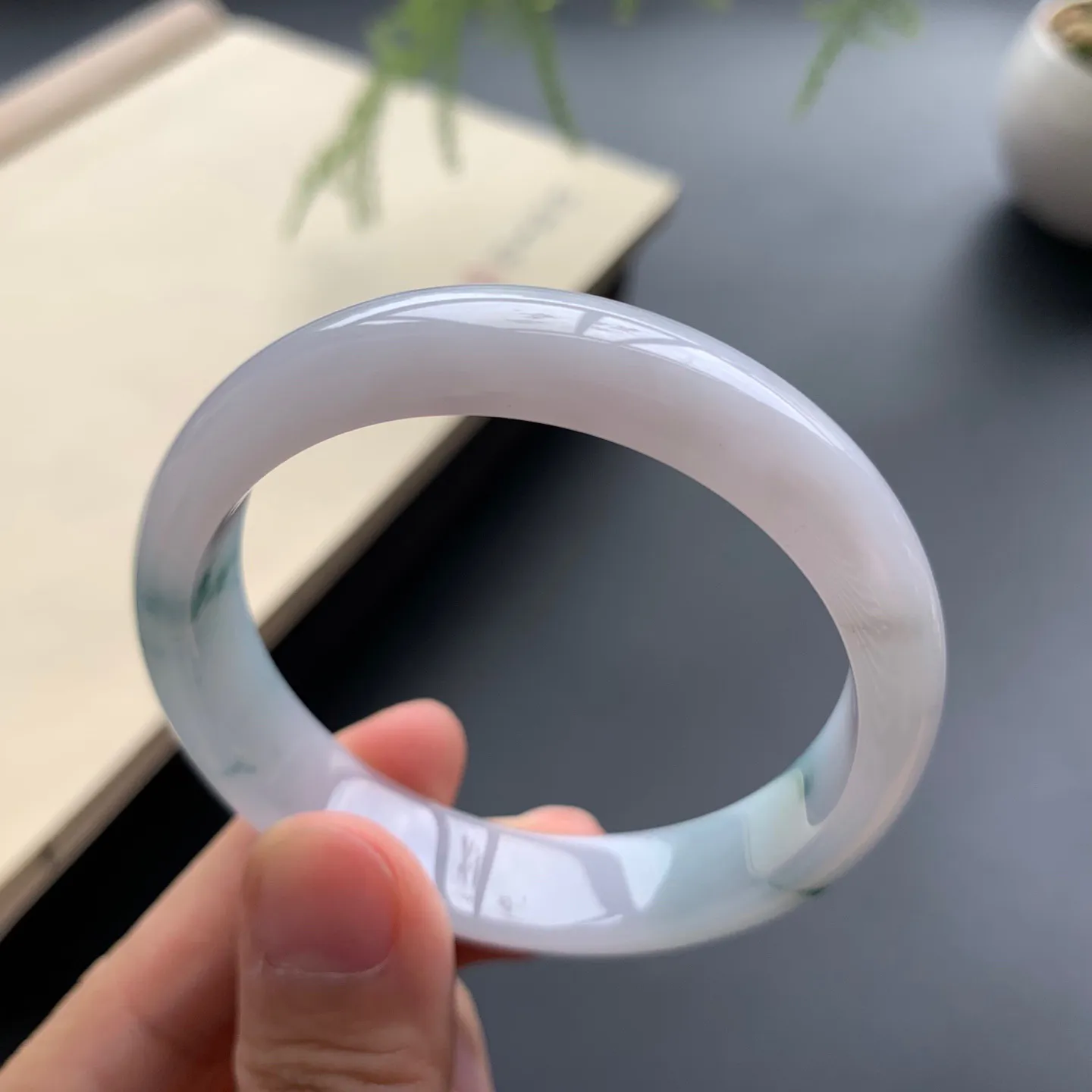 49.8圈口飘花正圈手镯 尺寸：49.8-11.5-6，无纹裂，细腻光滑，花色飘逸